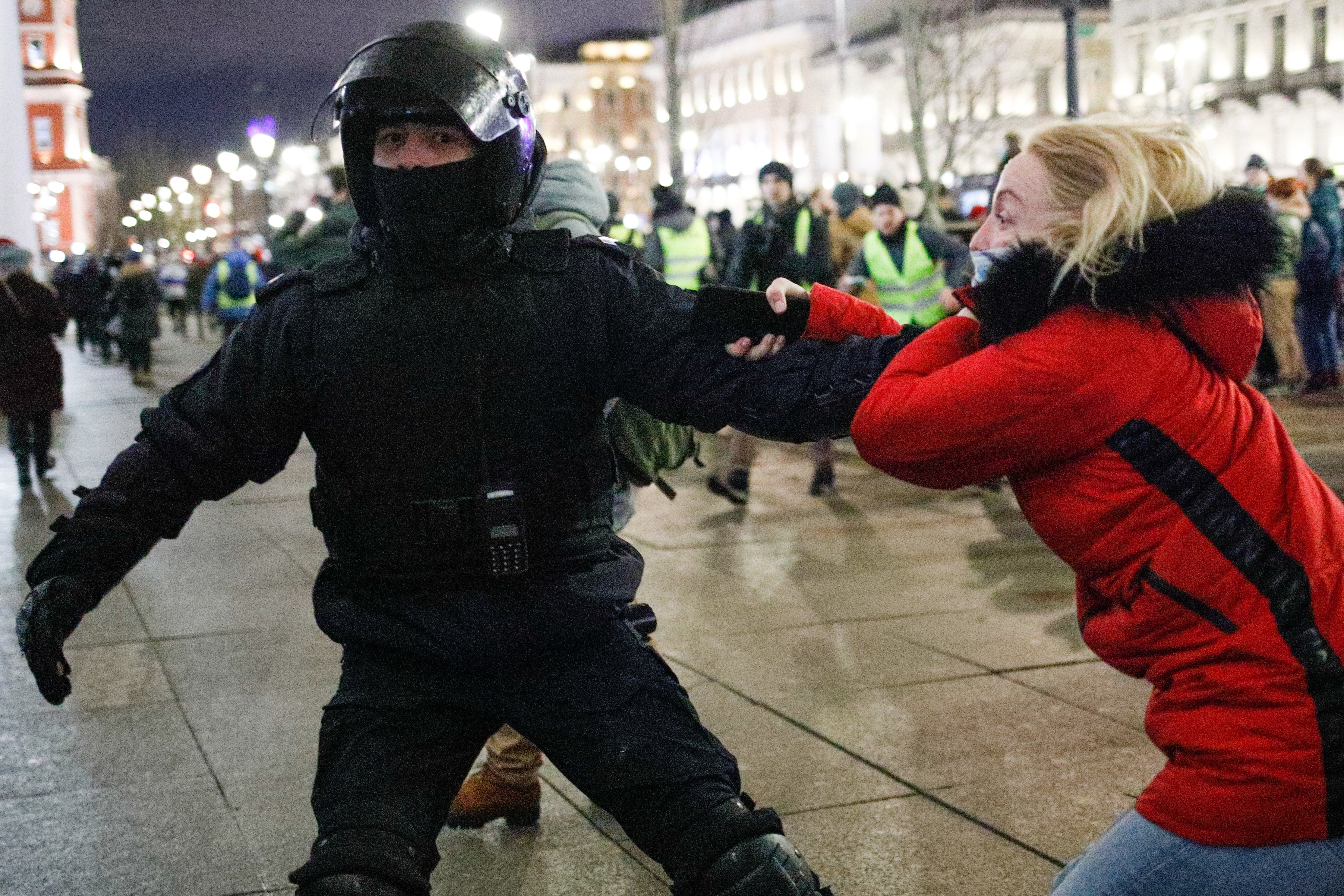 Manifestantes contra a invasão russa da Ucrânia são detidos pela polícia da Rússia, em São Petersburgo