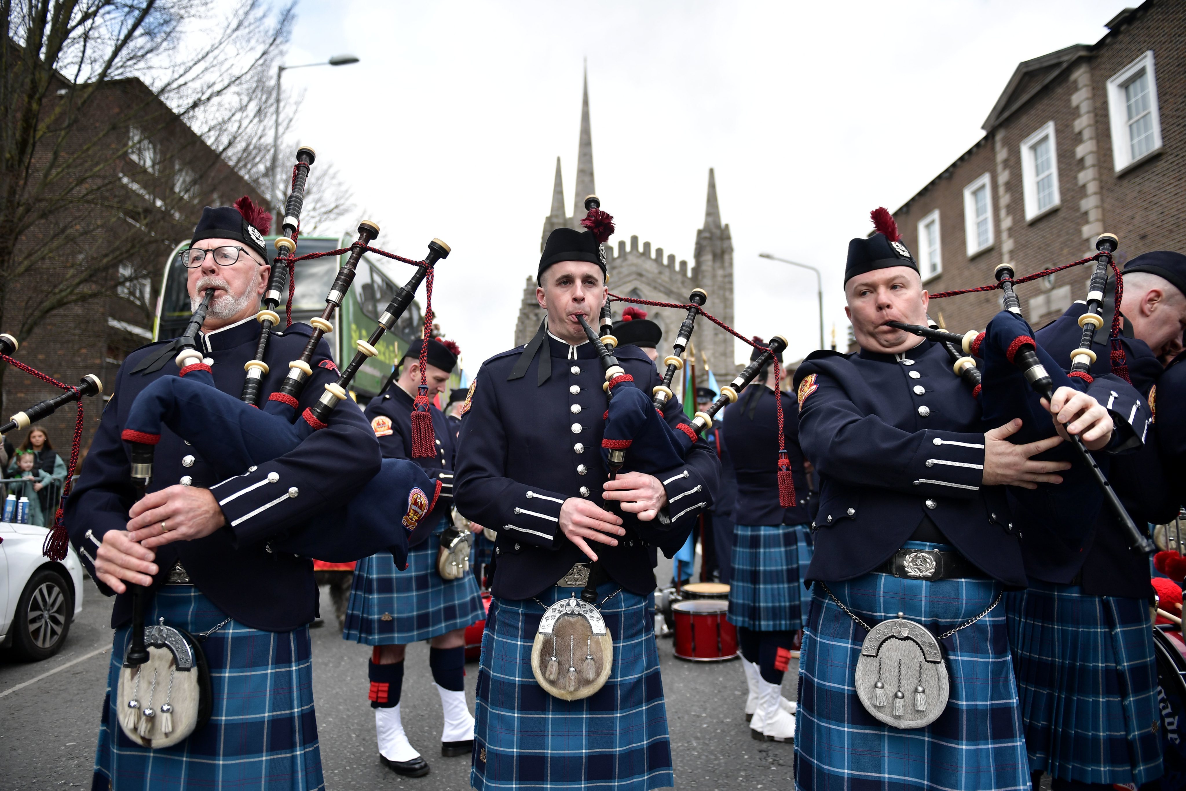 Uma banda de gaitas-de-foles na marcha do Dia de São Patrício em Dublin, na Irlanda