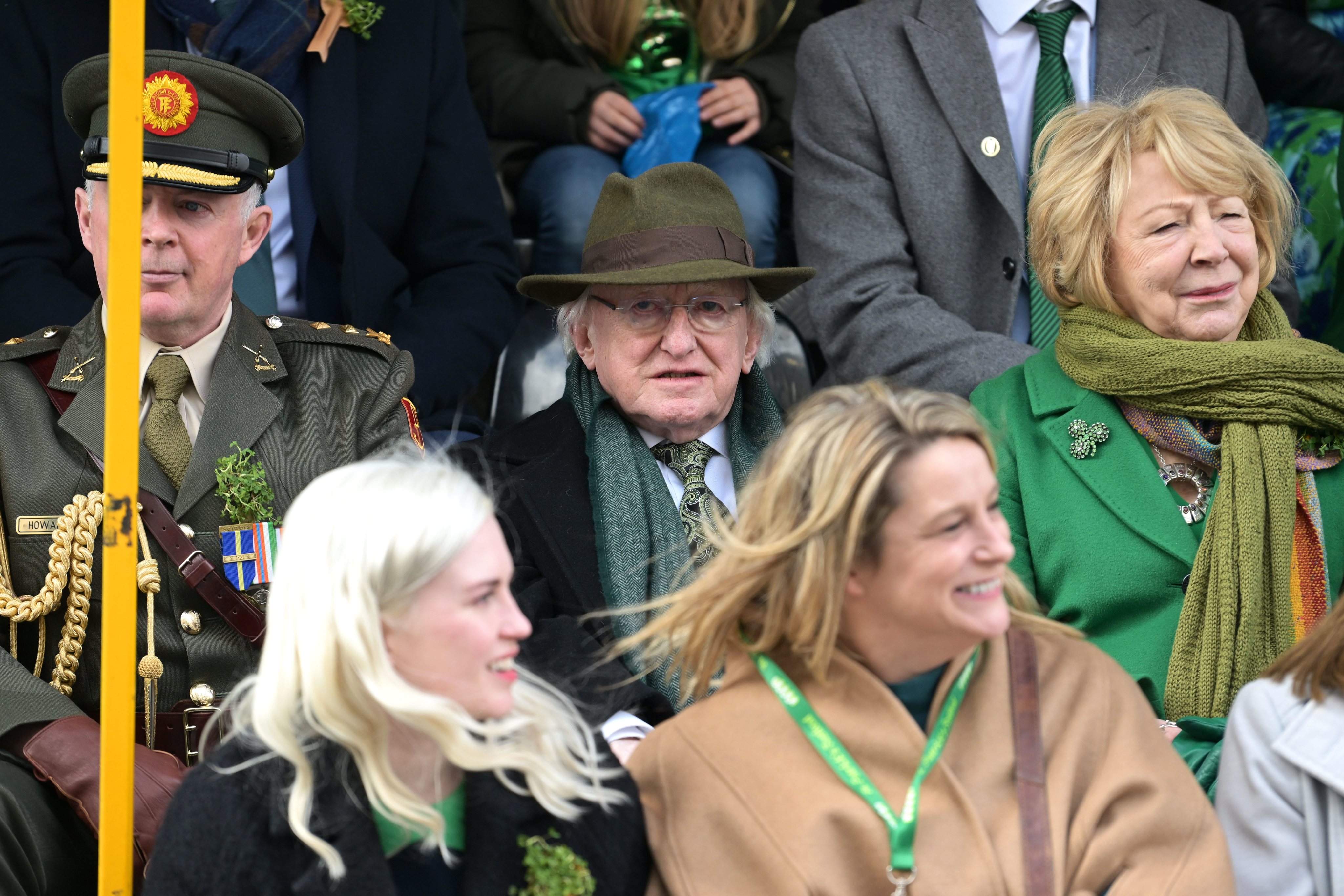 O Presidente da Irlanda, Michael D. Higgins (C) com a sua mulher, Sabina Coyne (D), na marcha do Dia de São Patrício, em Dublin, capital da Irlanda