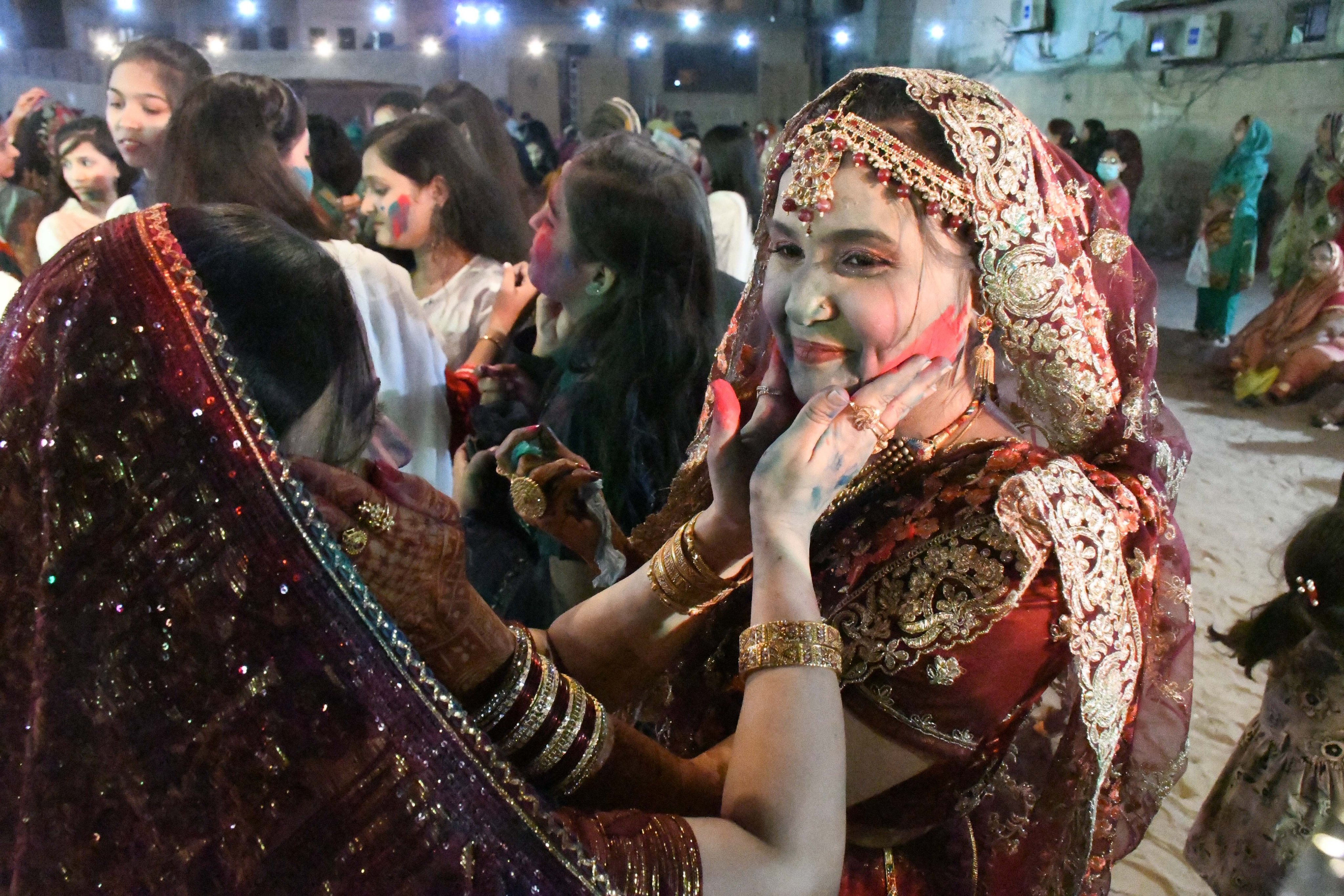 O festival Holi no Paquistão, que marca o início da primavera