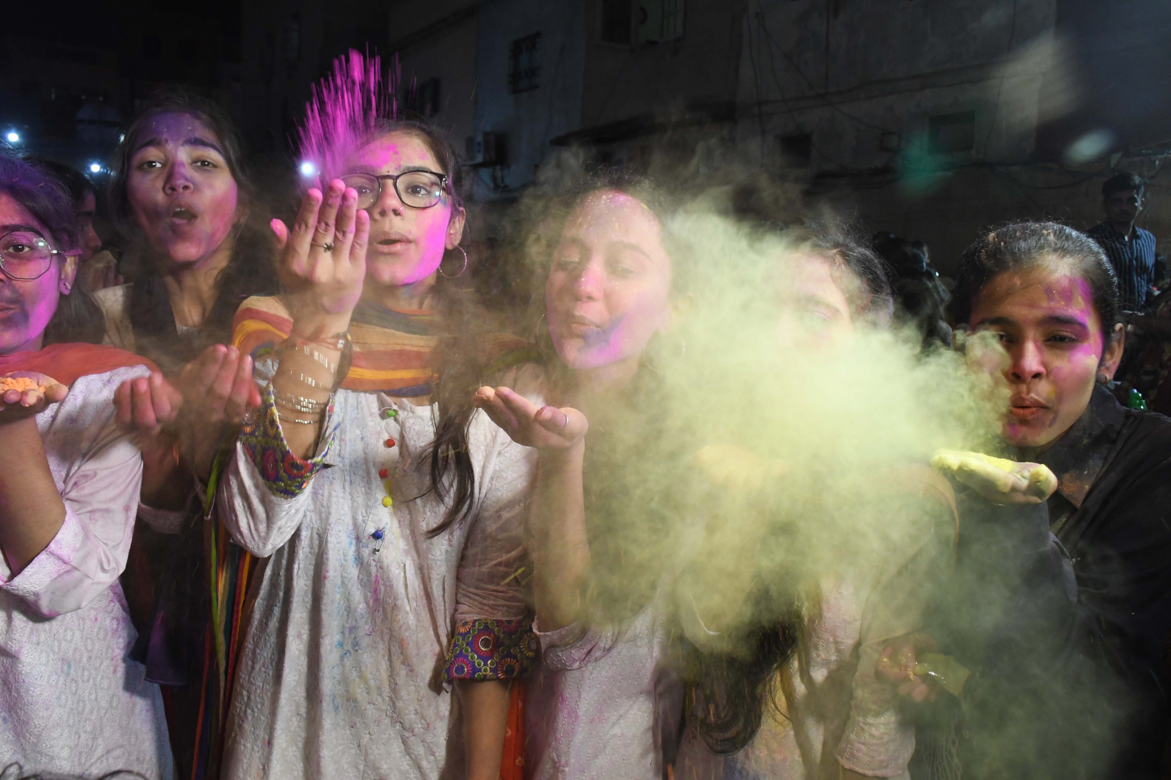 O festival Holi no Paquistão, que marca o início da primavera