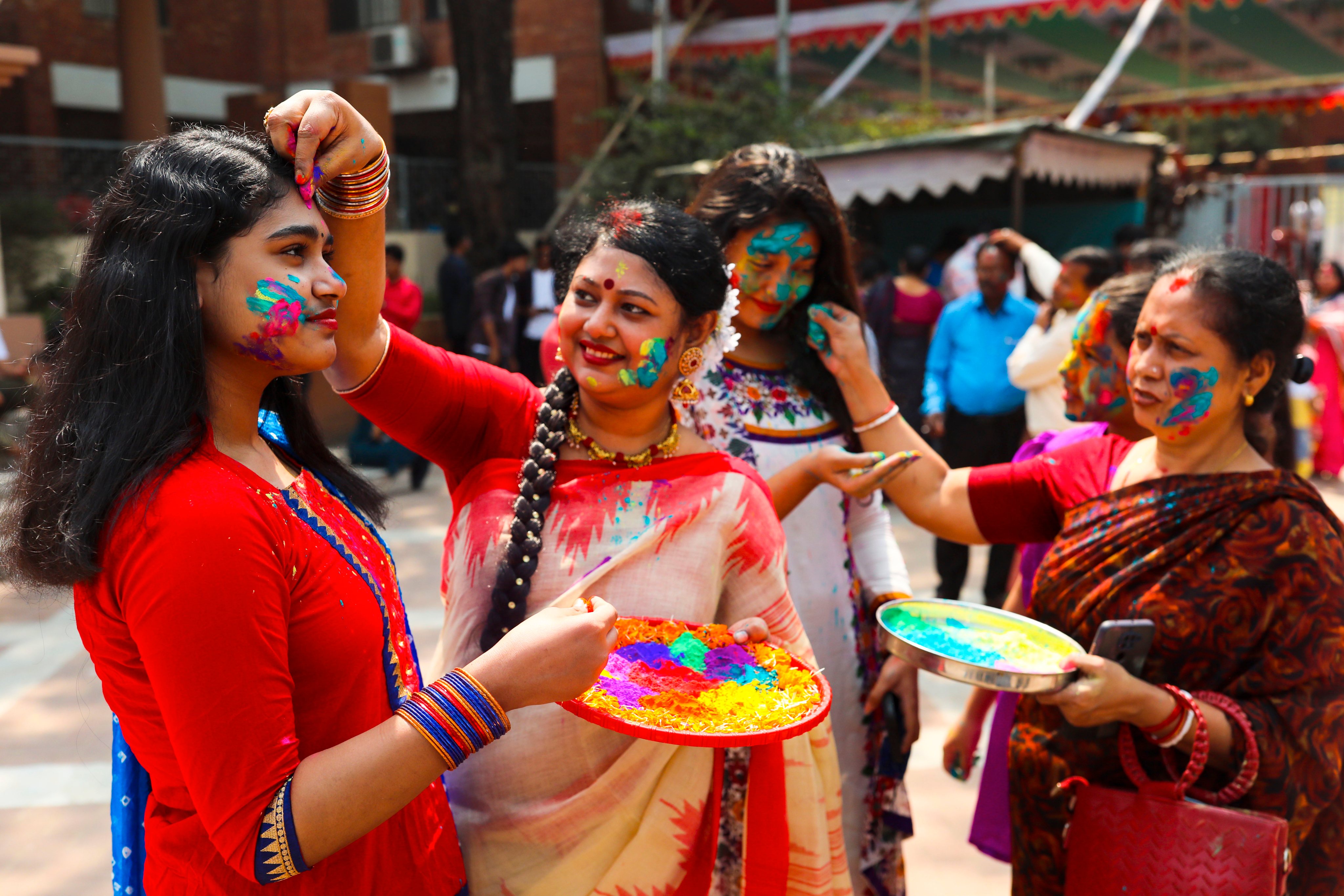 O festival Holi no Bangladesh, que marca o início da primavera
