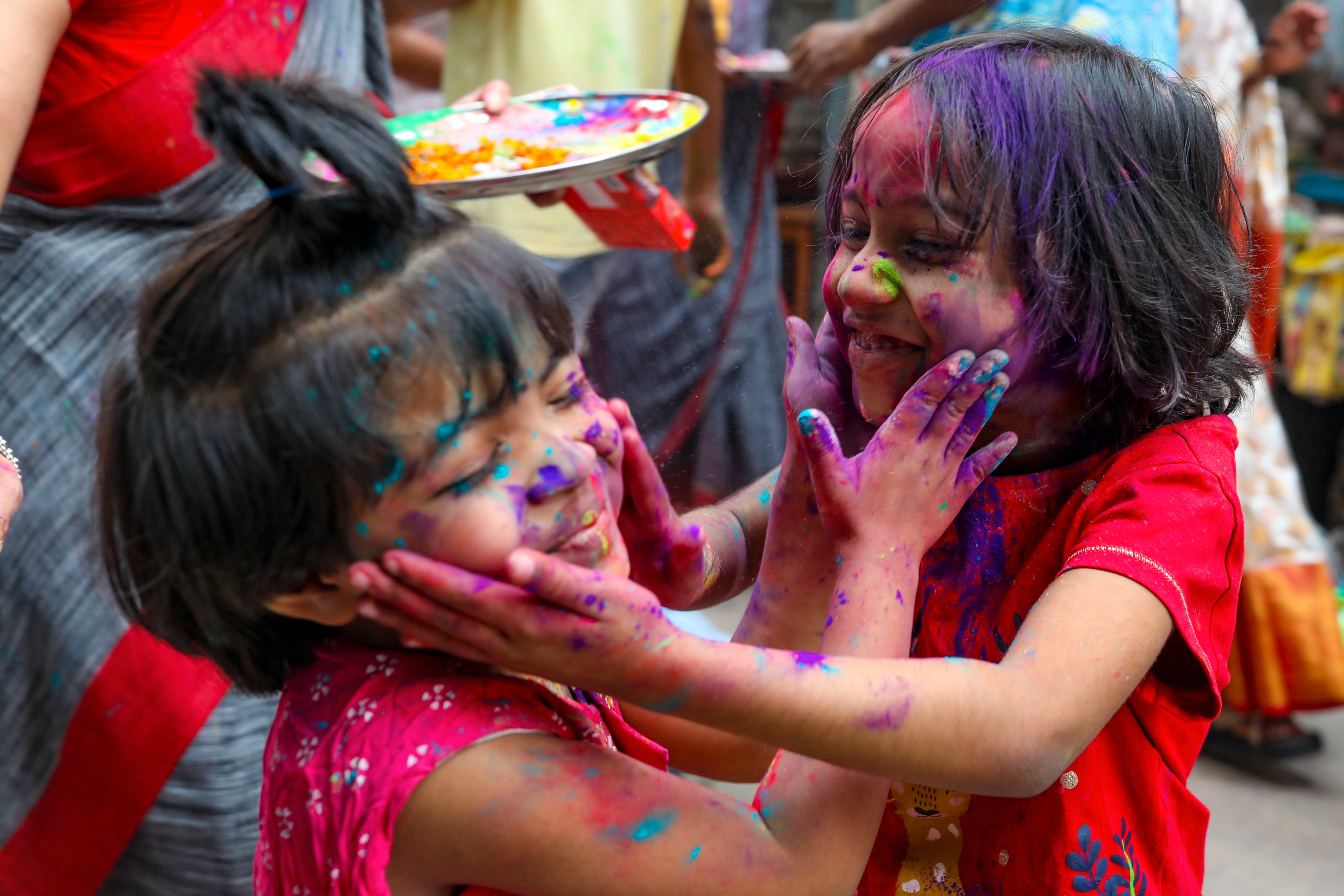 O festival Holi no Bangladesh, que marca o início da primavera