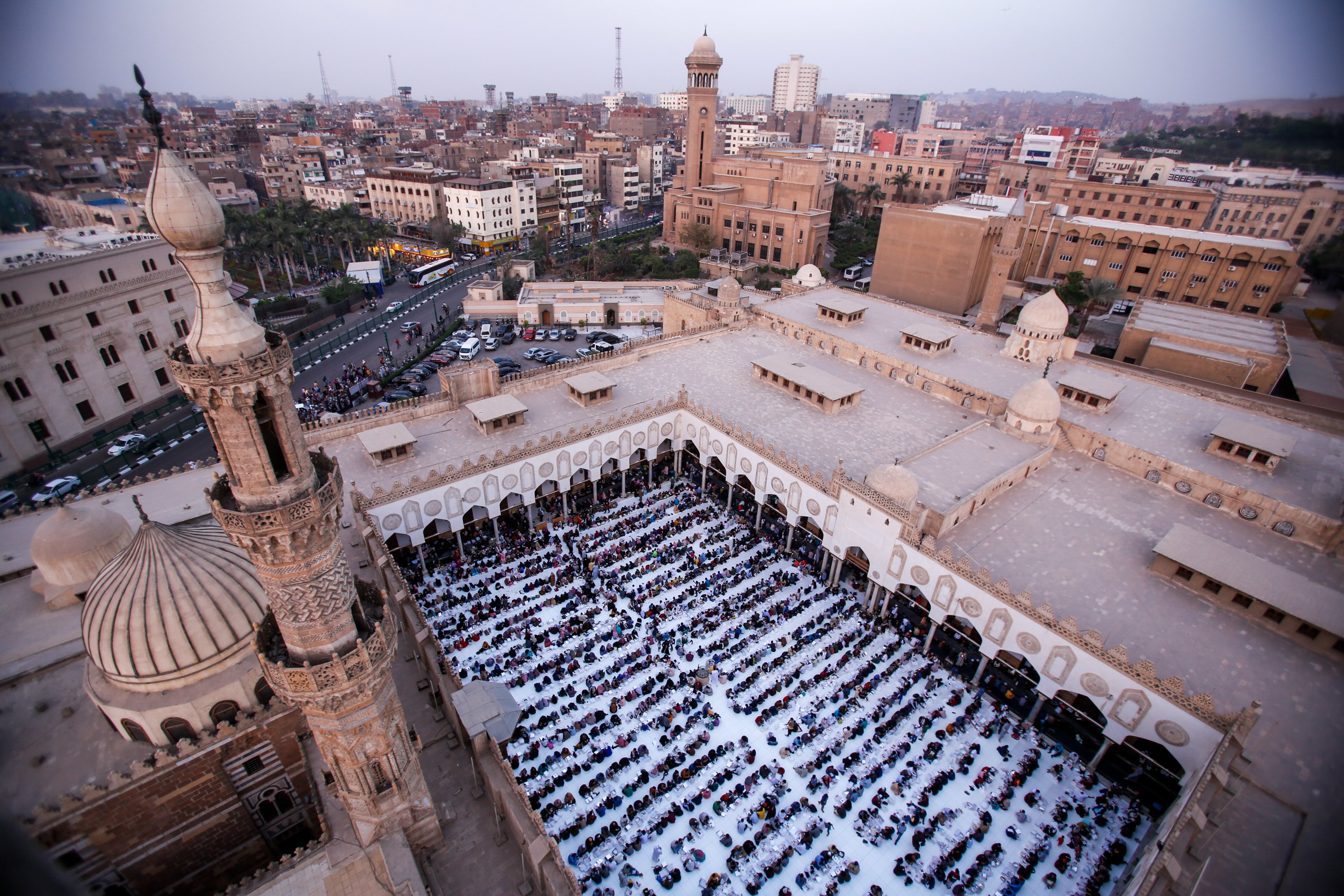 Mass Ramadan Iftar in Al Azhar mosque