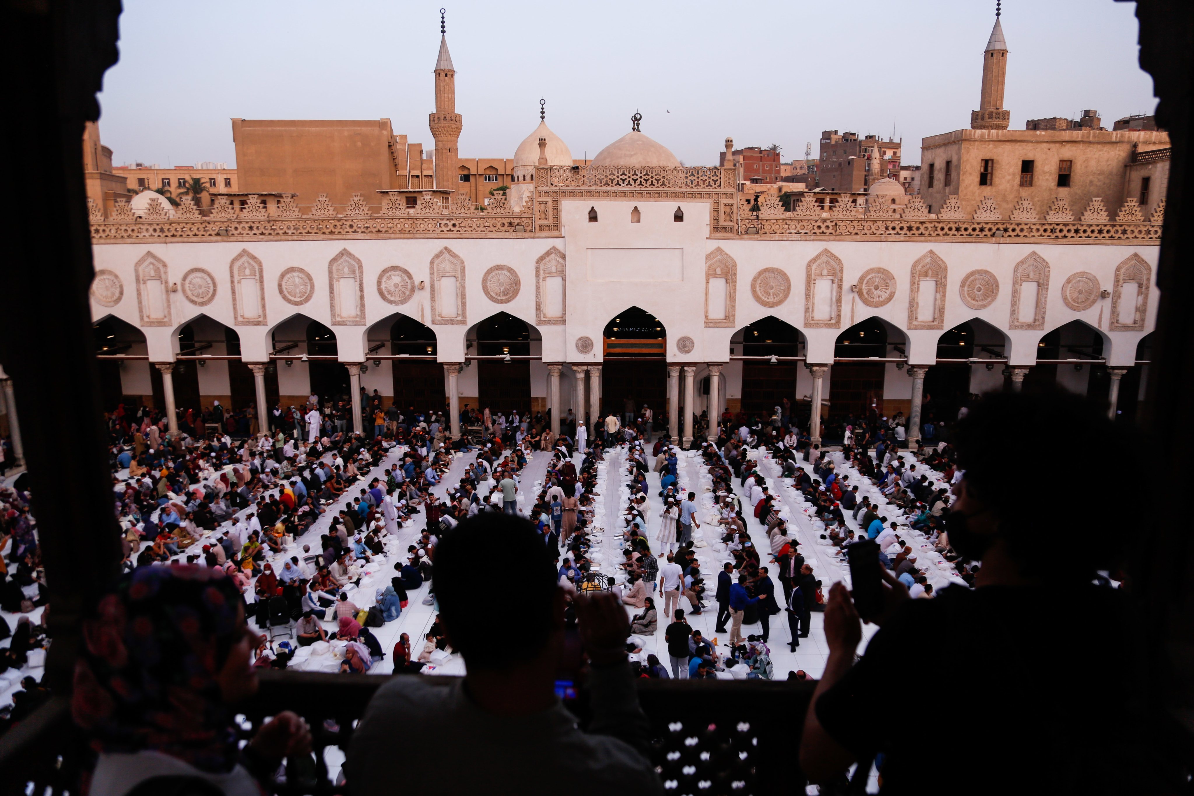 Mass Ramadan Iftar in Al Azhar mosque