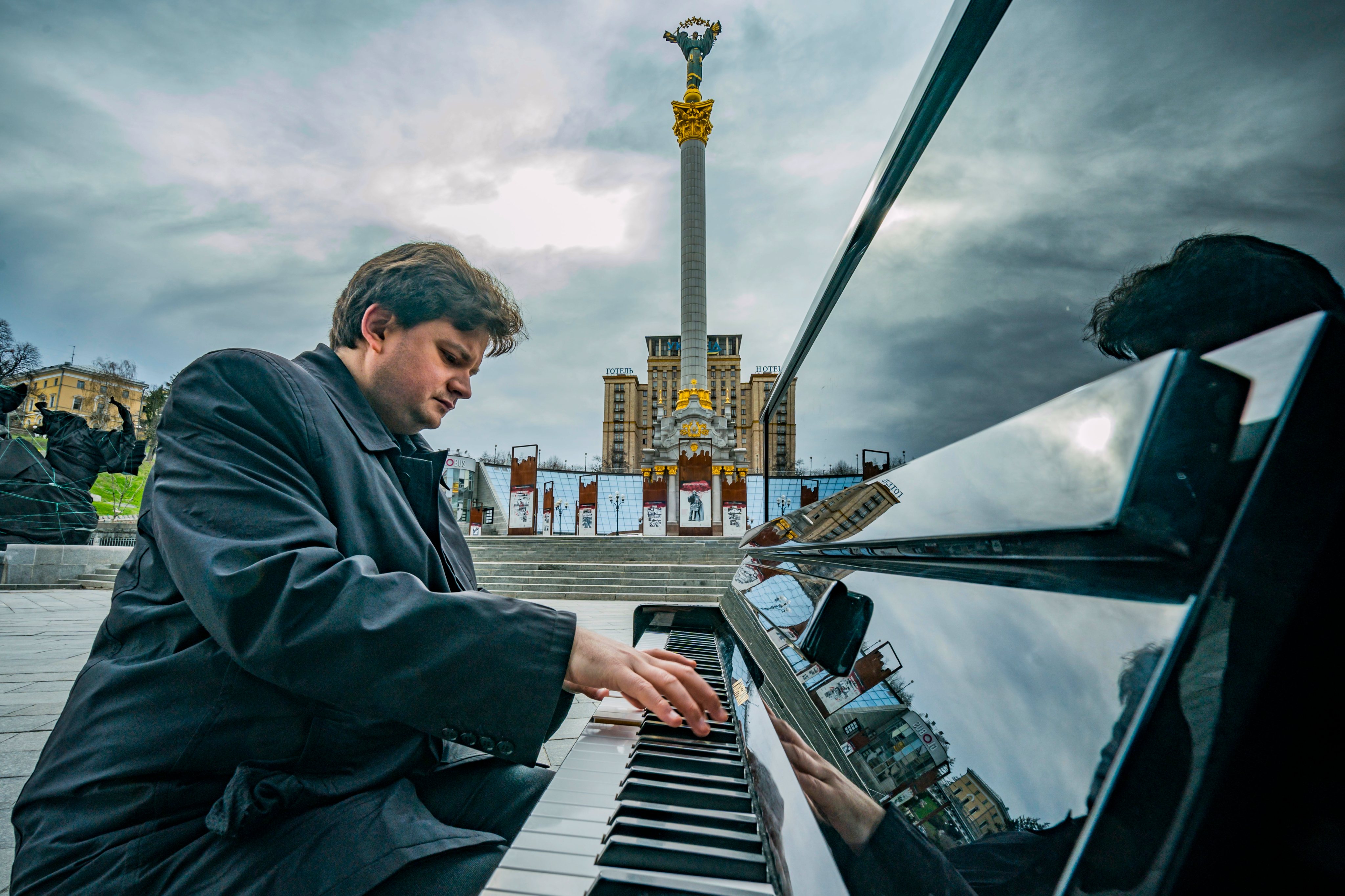 Piano performance by Roman Lopatynsky in the Maidan Square, Kyiv