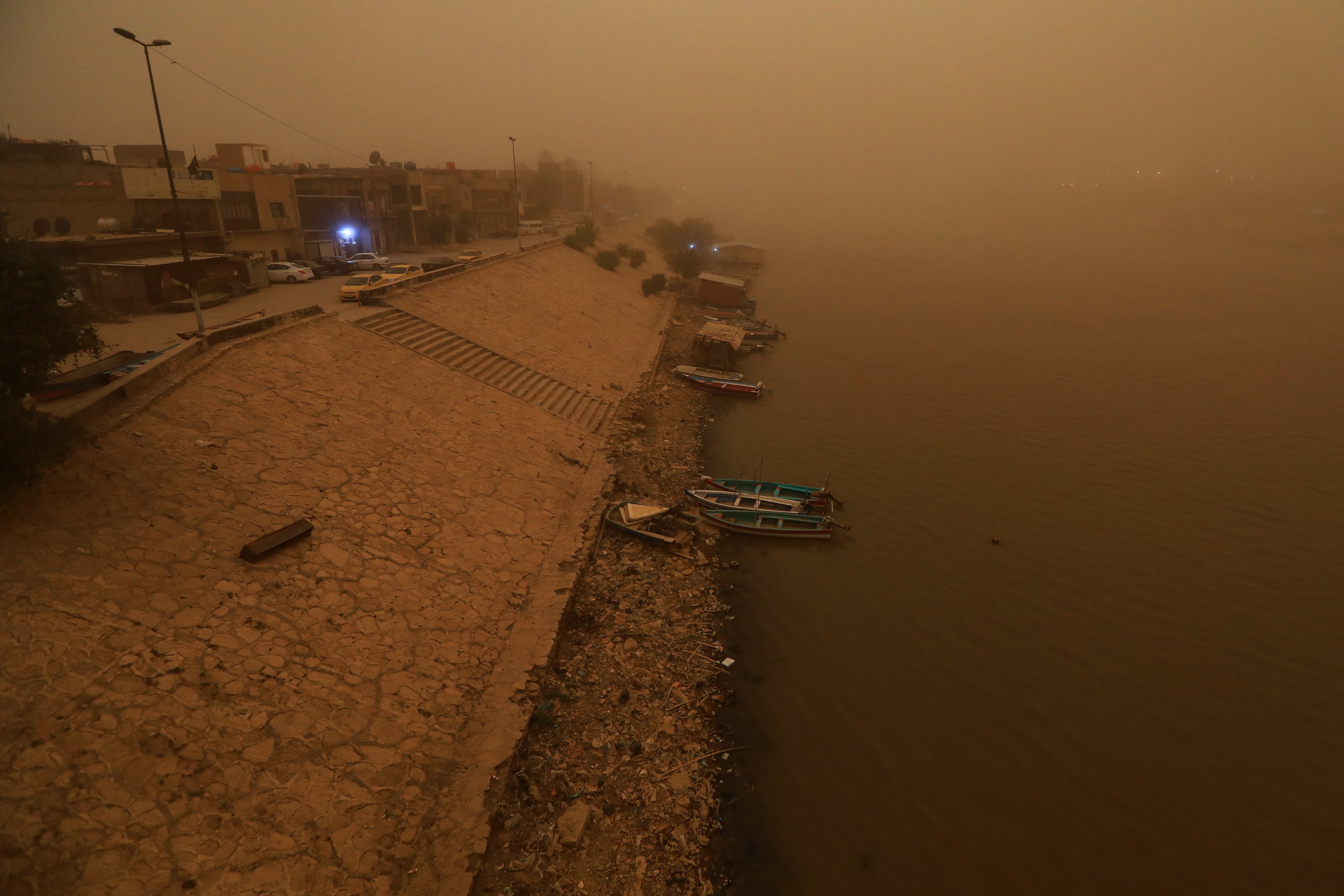 Dust storms hit Iraq