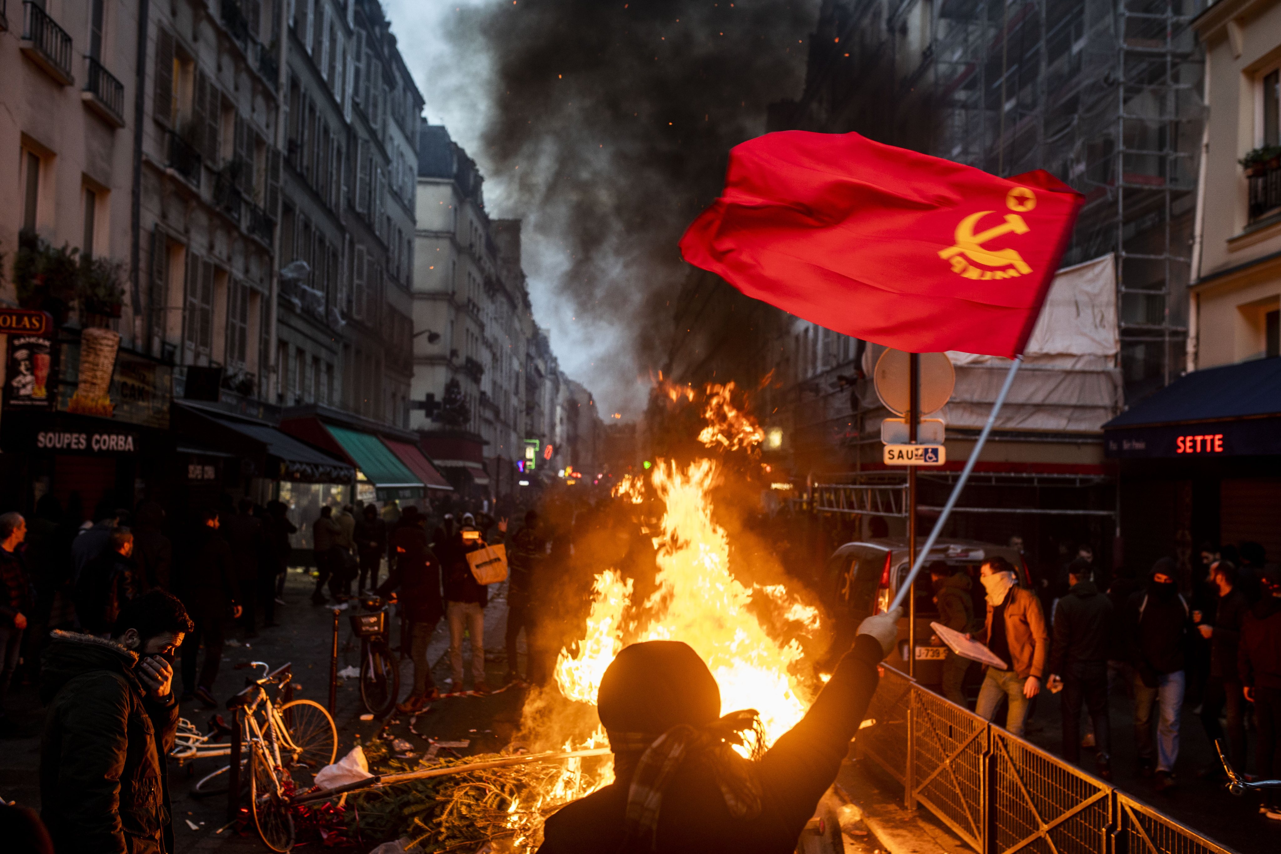 Violent clashes in Paris with supporters of PKK