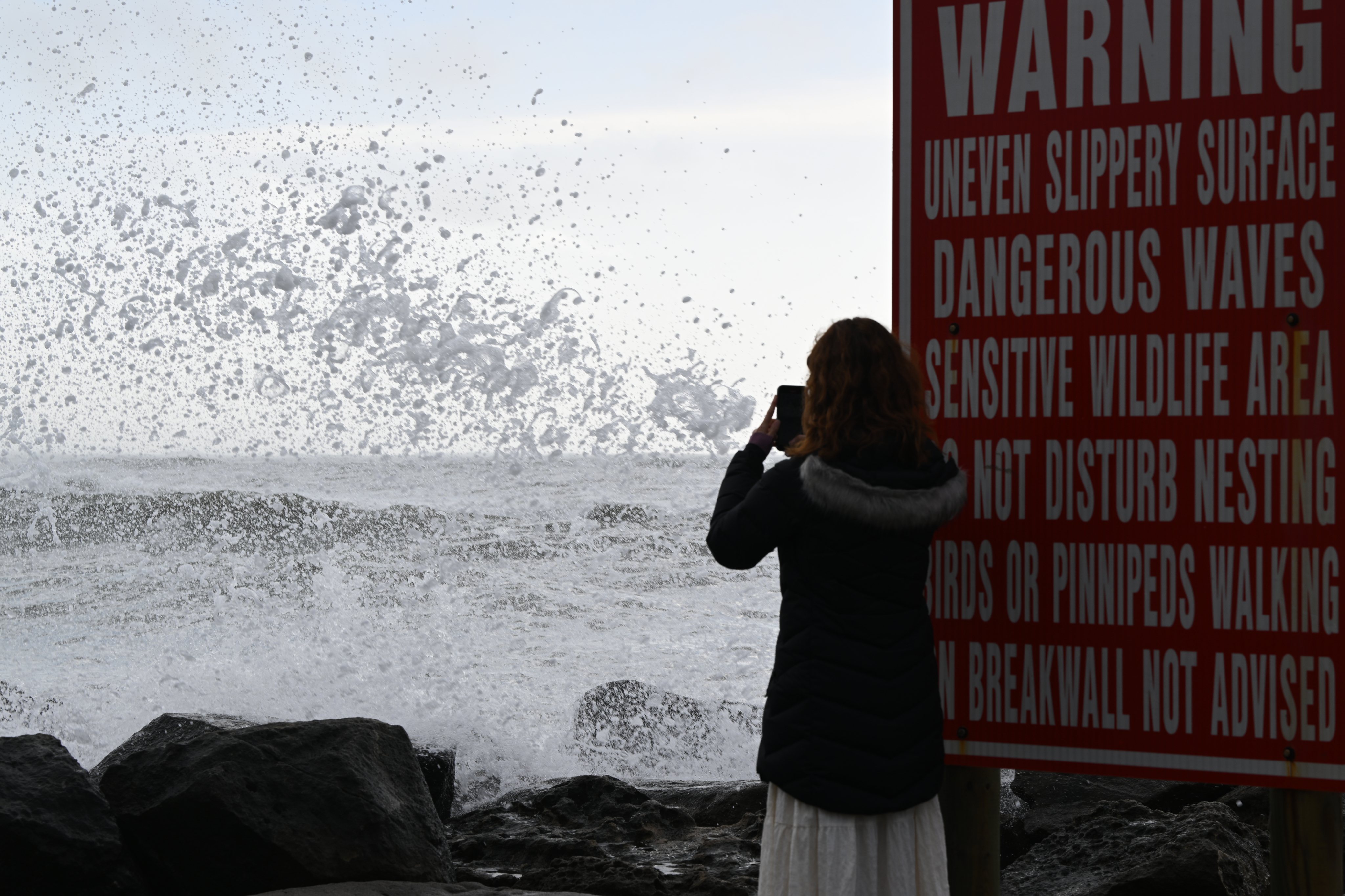“A mãe natureza está zangada. Estas ondas são horríveis. São enormes”,afirmou Eve Krammer
