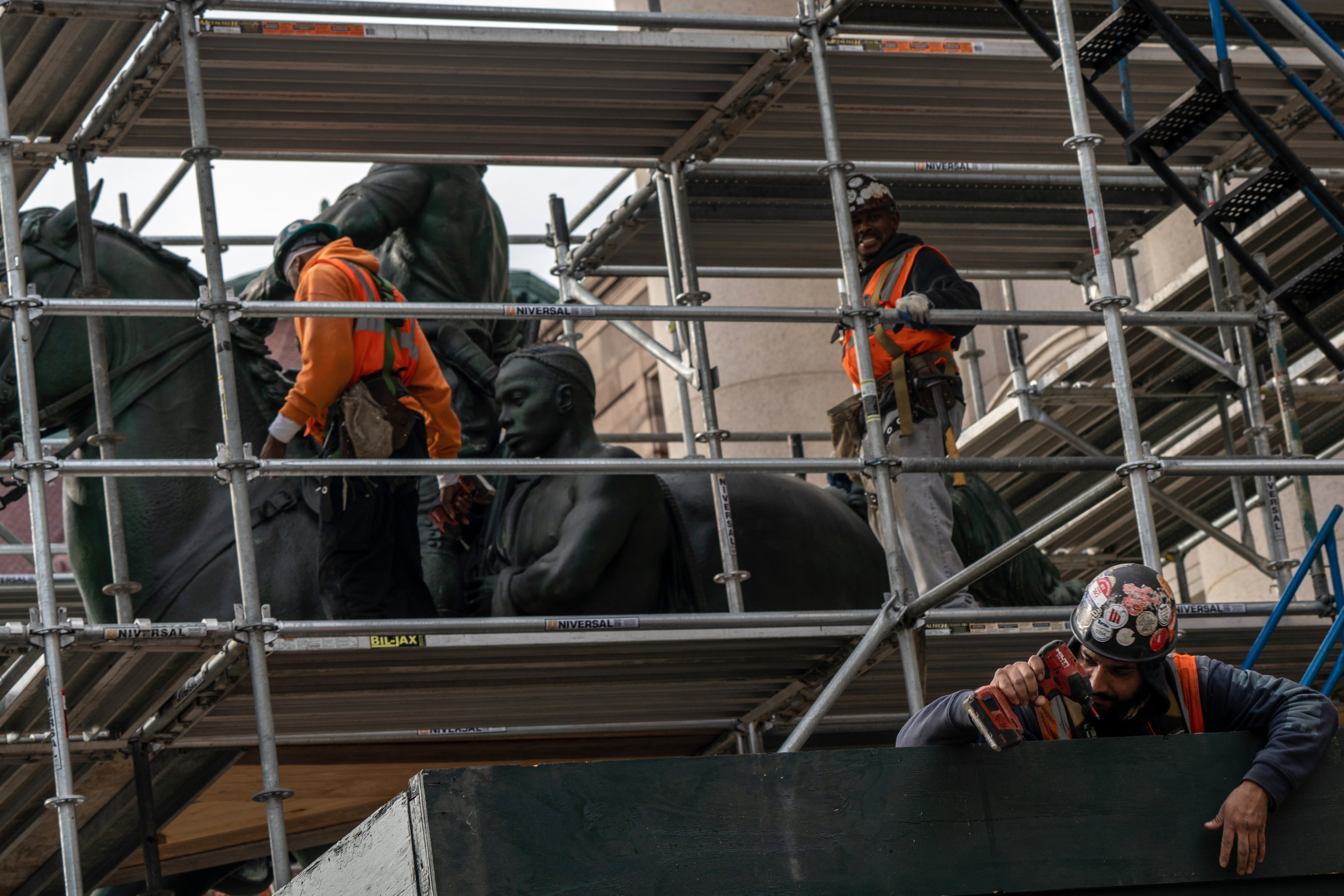 Trabalhadores da construção civil preparavam-se para remover a estátua do Presidente Theodore Roosevelt já em dezembro