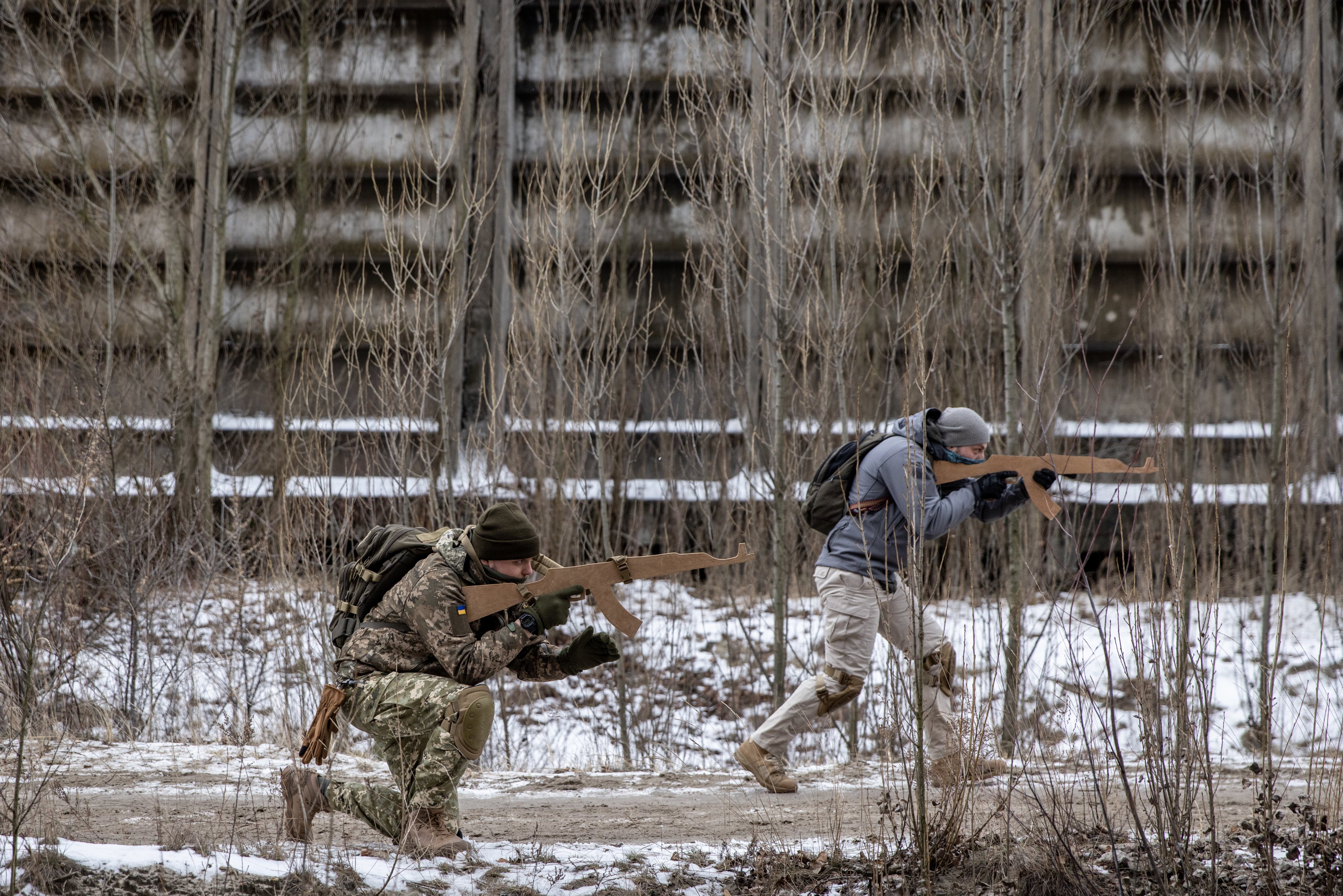 Civis ucranianos realizam treinos militares voluntários nos arredores de Kiev, na preparação de um corpo paramilitar que irá apoiar o exército ucraniano em caso de invasão por parte da Rússia