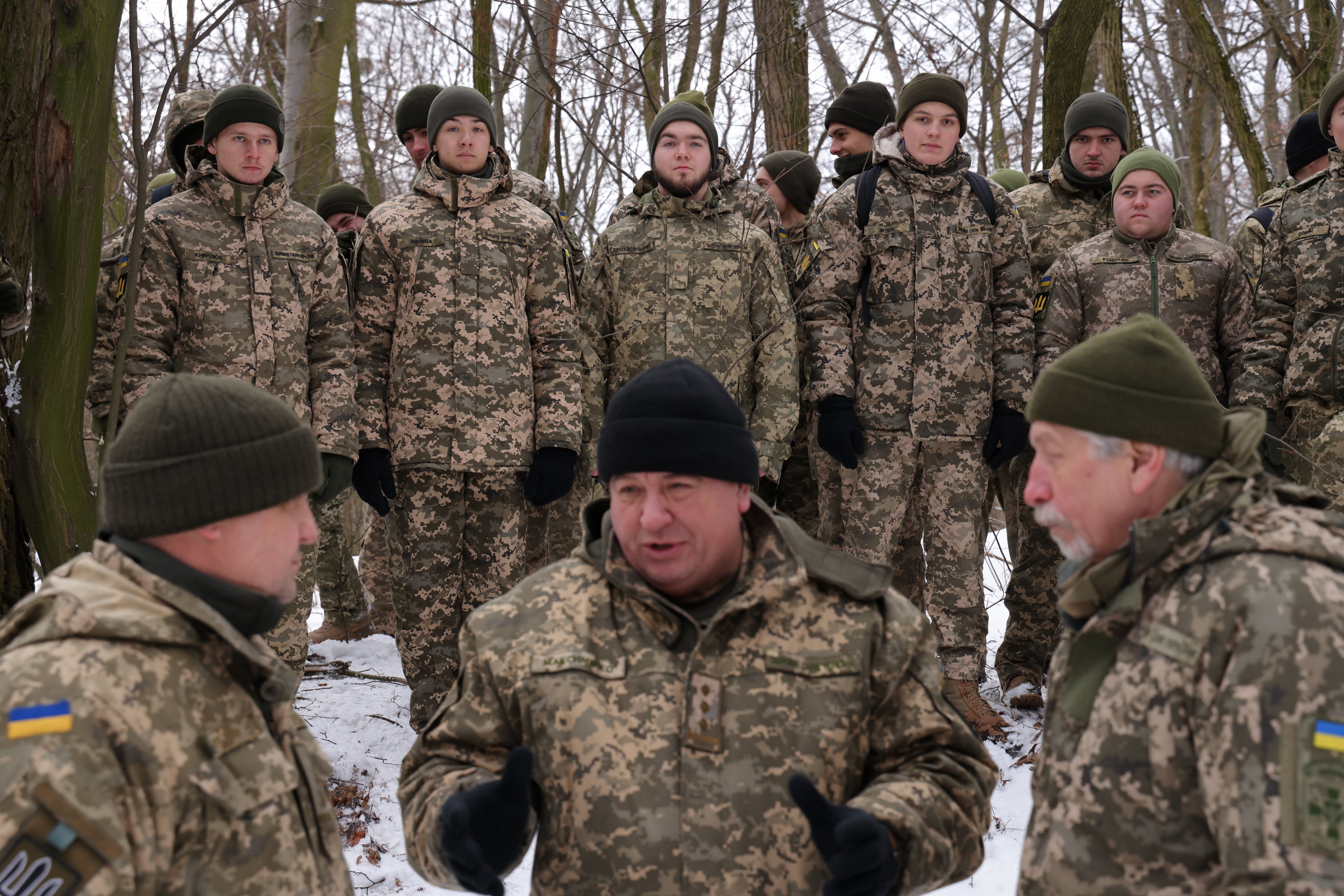 Civis ucranianos realizam treinos militares voluntários nos arredores de Kiev, na preparação de um corpo paramilitar que irá apoiar o exército ucraniano em caso de invasão por parte da Rússia