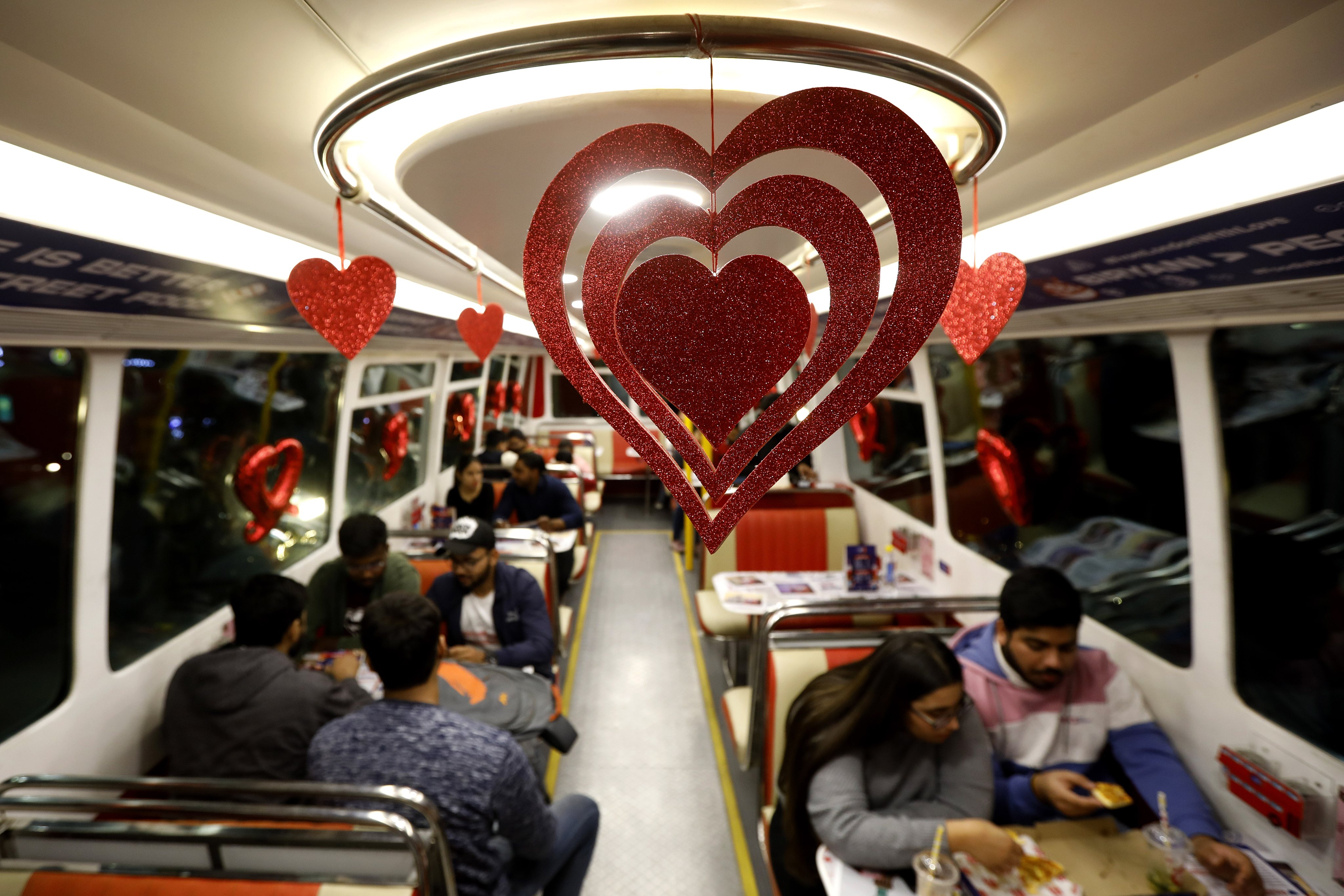 Celebração do Dia de São Valentim, também conhecido como Dia dos Namorados, em Nova Deli, na Índia