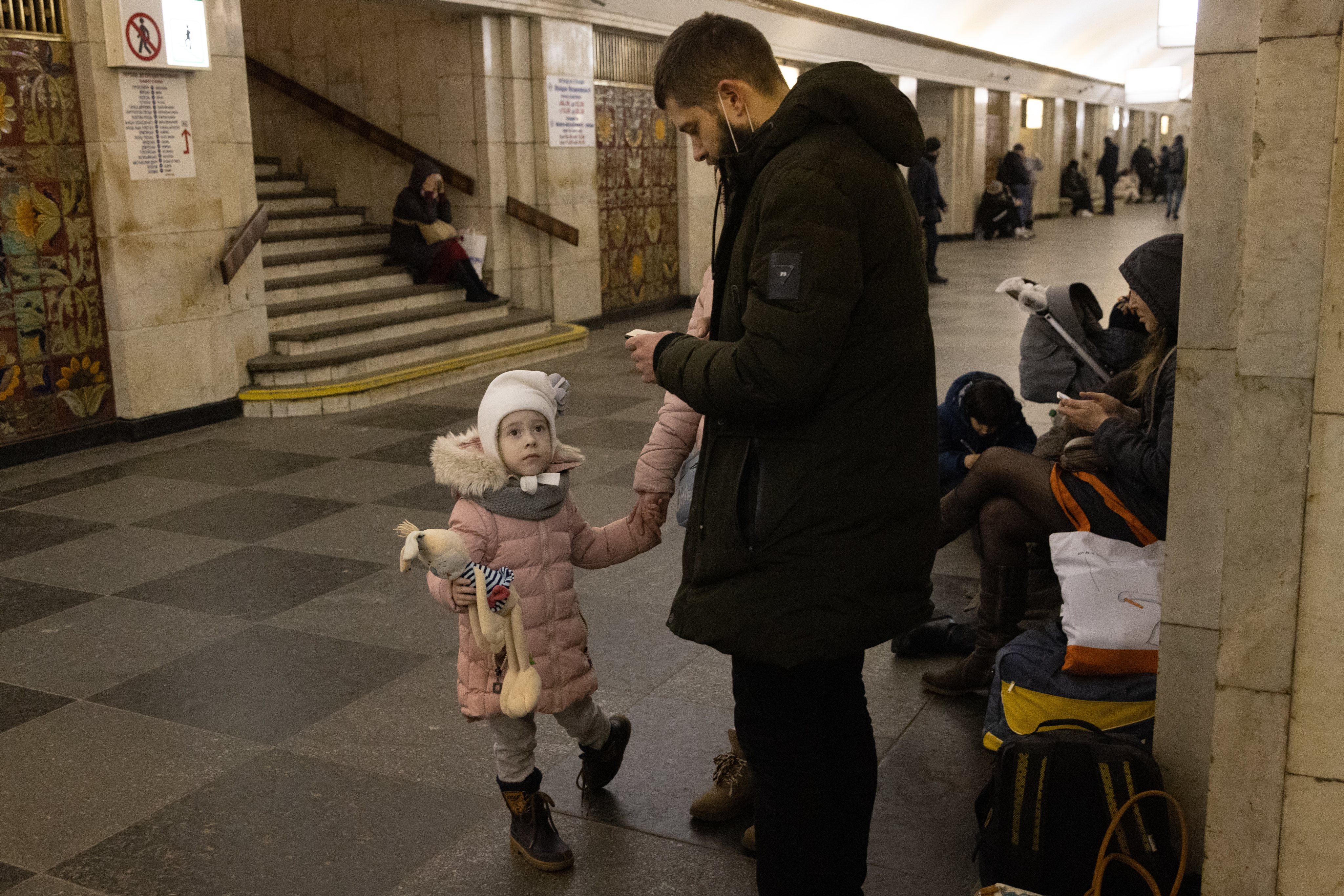 Habitantes da Ucrânia refugiam-se dos bombardeamentos russos nas estações de metro de Kiev