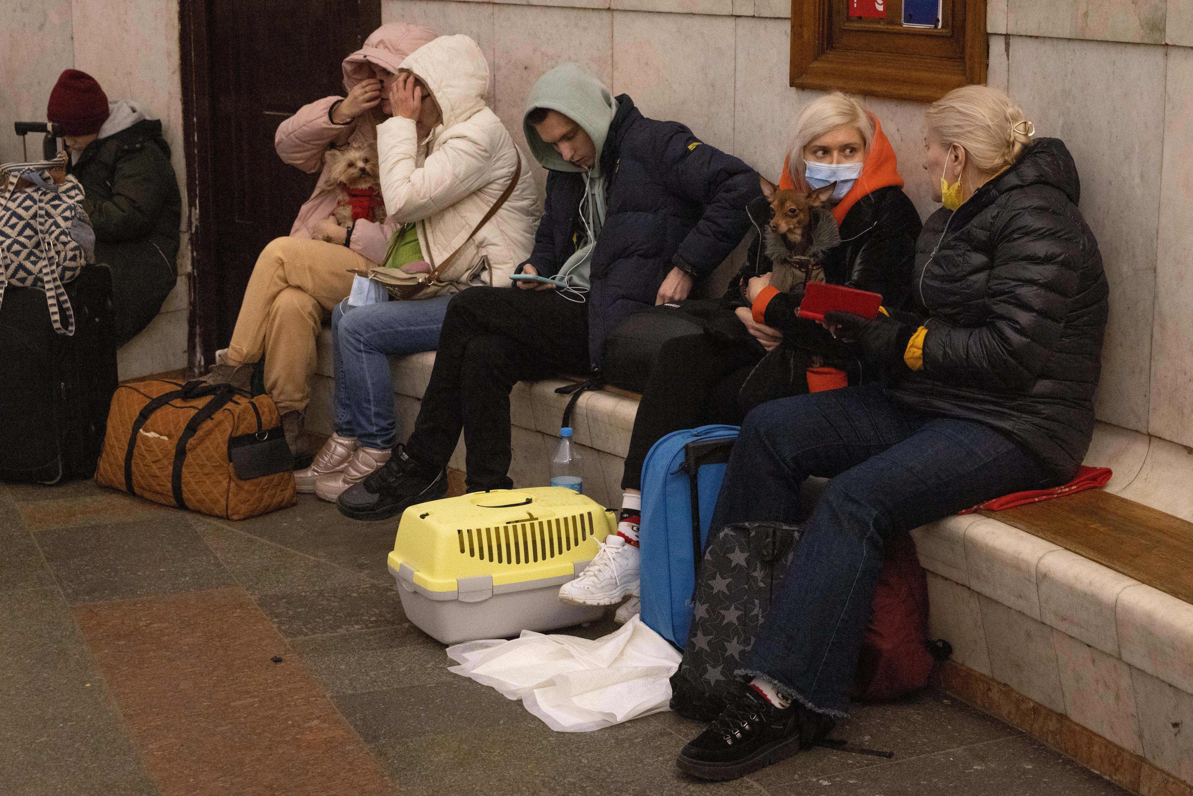 Habitantes da Ucrânia refugiam-se dos bombardeamentos russos nas estações de metro de Kiev
