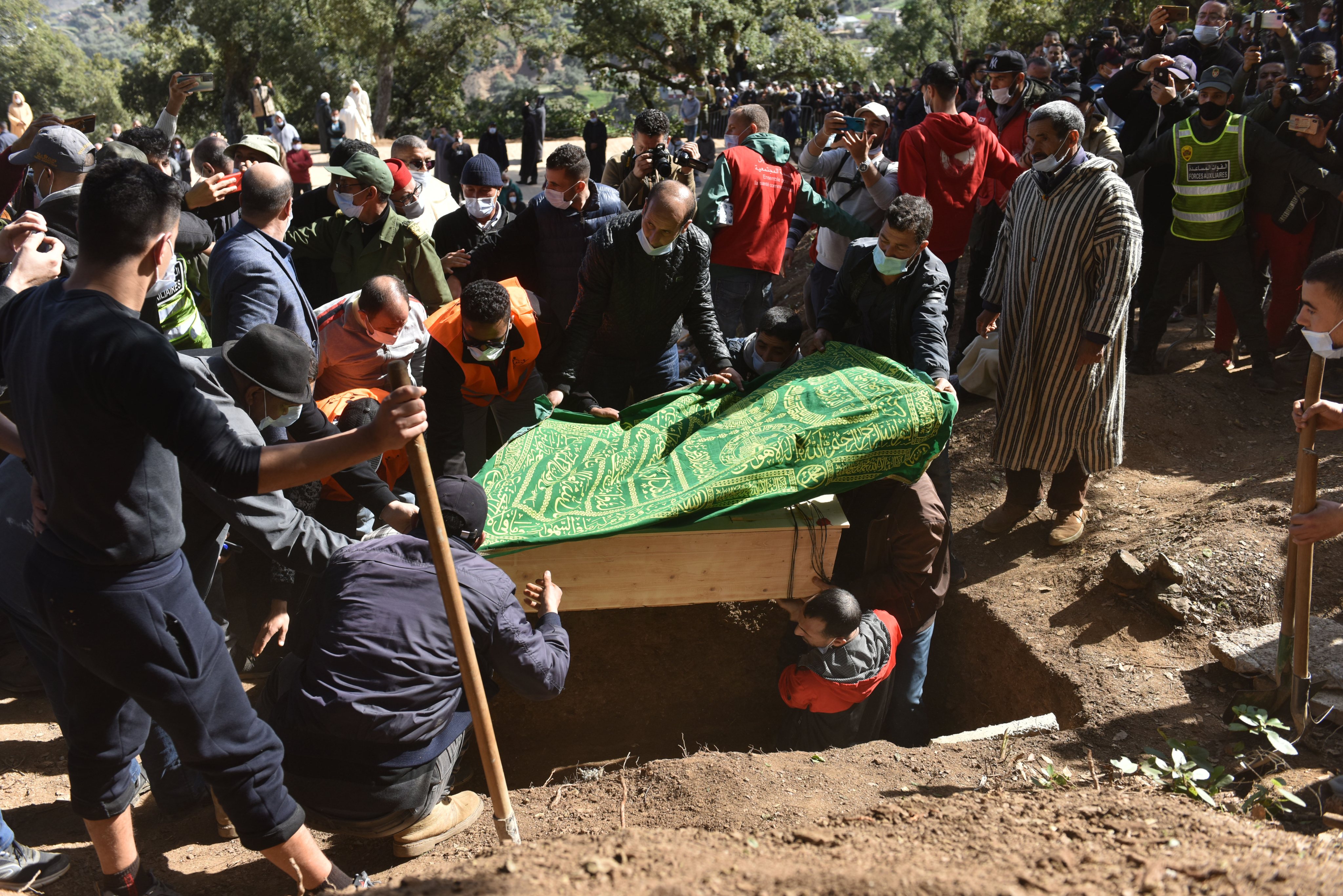 Realizou-se esta segunda-feira o funeral de Rayan, o rapaz de cinco anos que morreu este sábado depois de passar quatro dias preso num poço em Marrocos