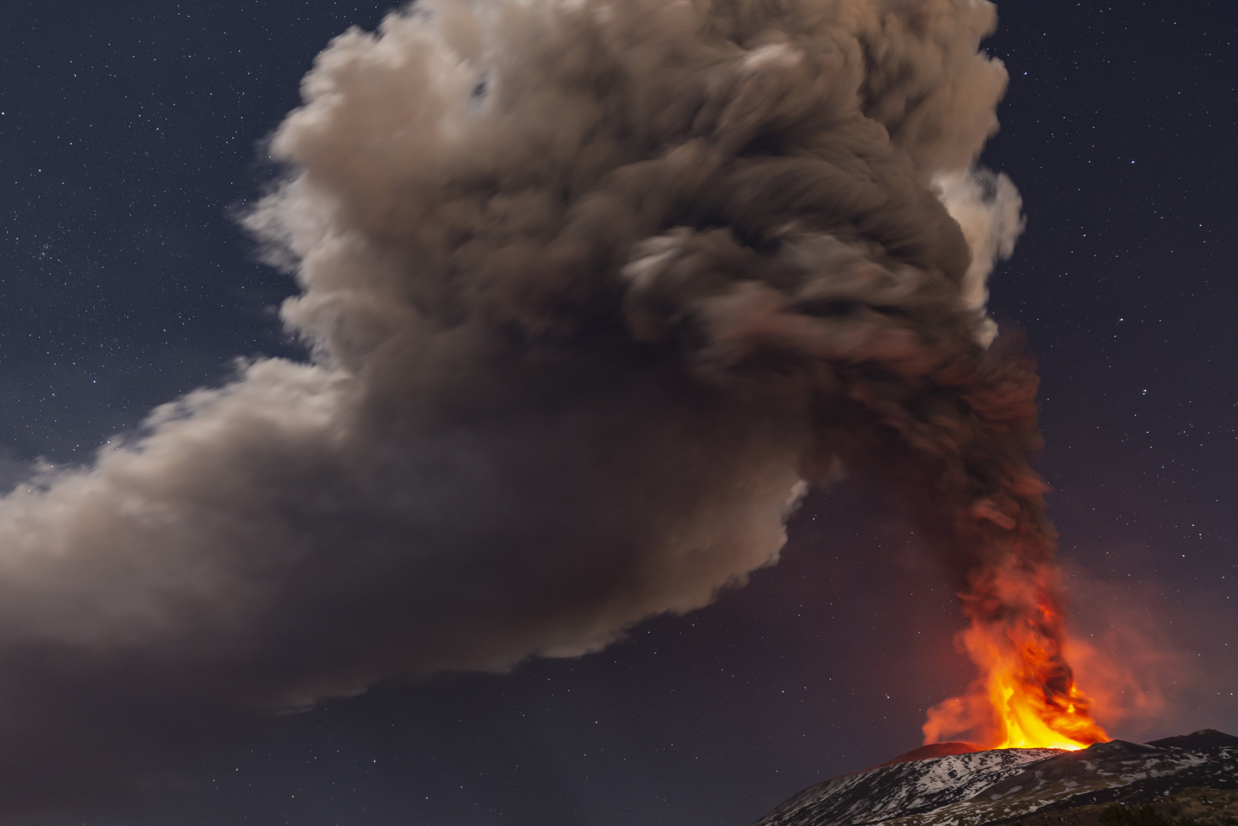 Vulcão Etna, em Itália, que entrou novamente em erupção na noite desta quinta-feira, lançando uma nuvem de fumo, cinzas e lava que atingiu os oito quilómetros