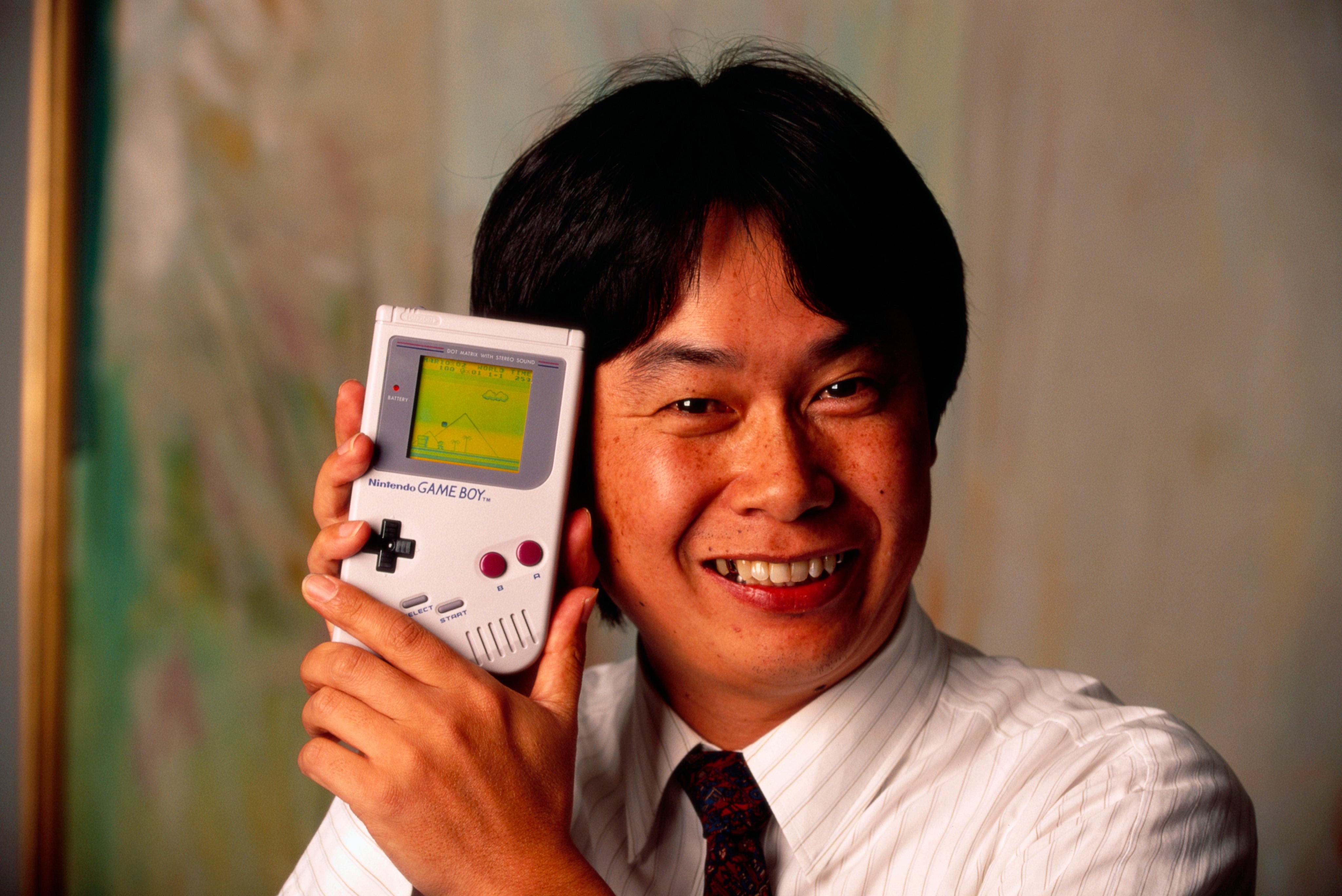 Shigeru Miyamoto, criador do Super Mário, a segurar numa Nintendo Game Boy