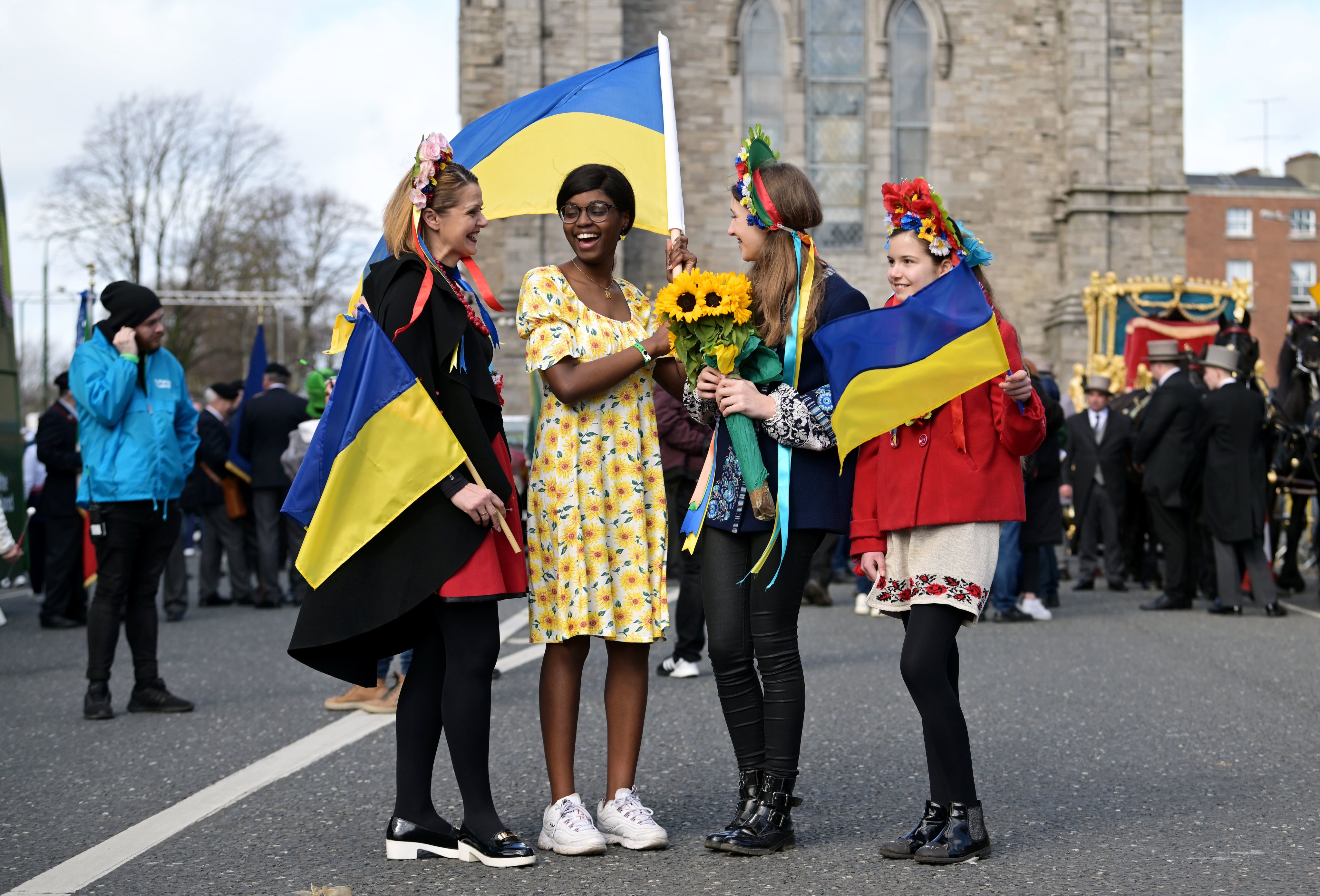 Durante a celebração do Dia de São Patrícia em Dublin, a comunidade ucraniana aproveitou o momento para enviar uma mensagem de apoio à Ucrânia