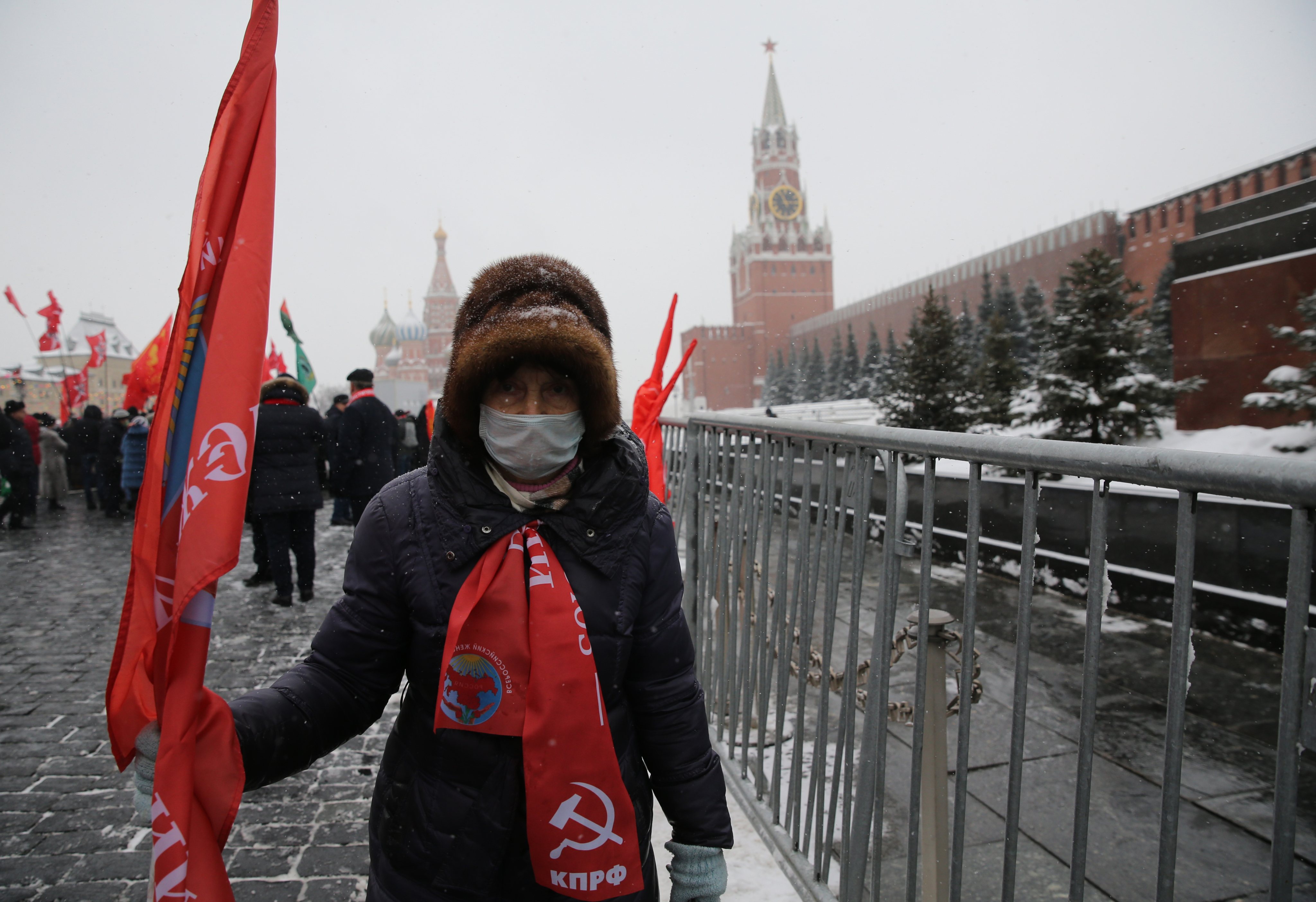 O Partido Comunista Russo manifesta-se na Praça Vermelha, em Moscovo. A celebração é feita em memória da morte do Partido Bolchevique e da União Soviética, Vladimir Lenin, a 21 de janeiro de 1924