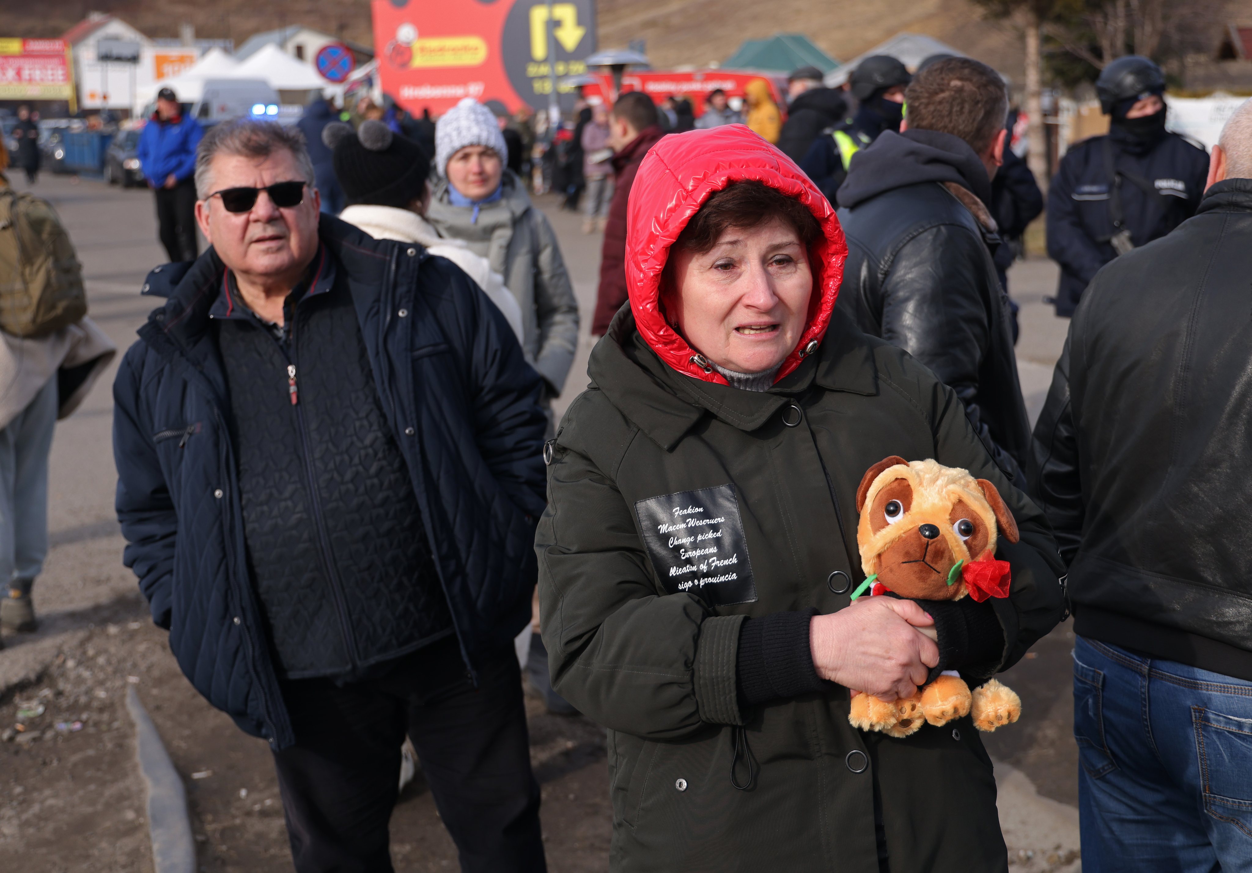 Um casal espera na fronteira da Polónia pelo filho, que tenta fugir da Ucrânia com a mulher e as duas filhas
