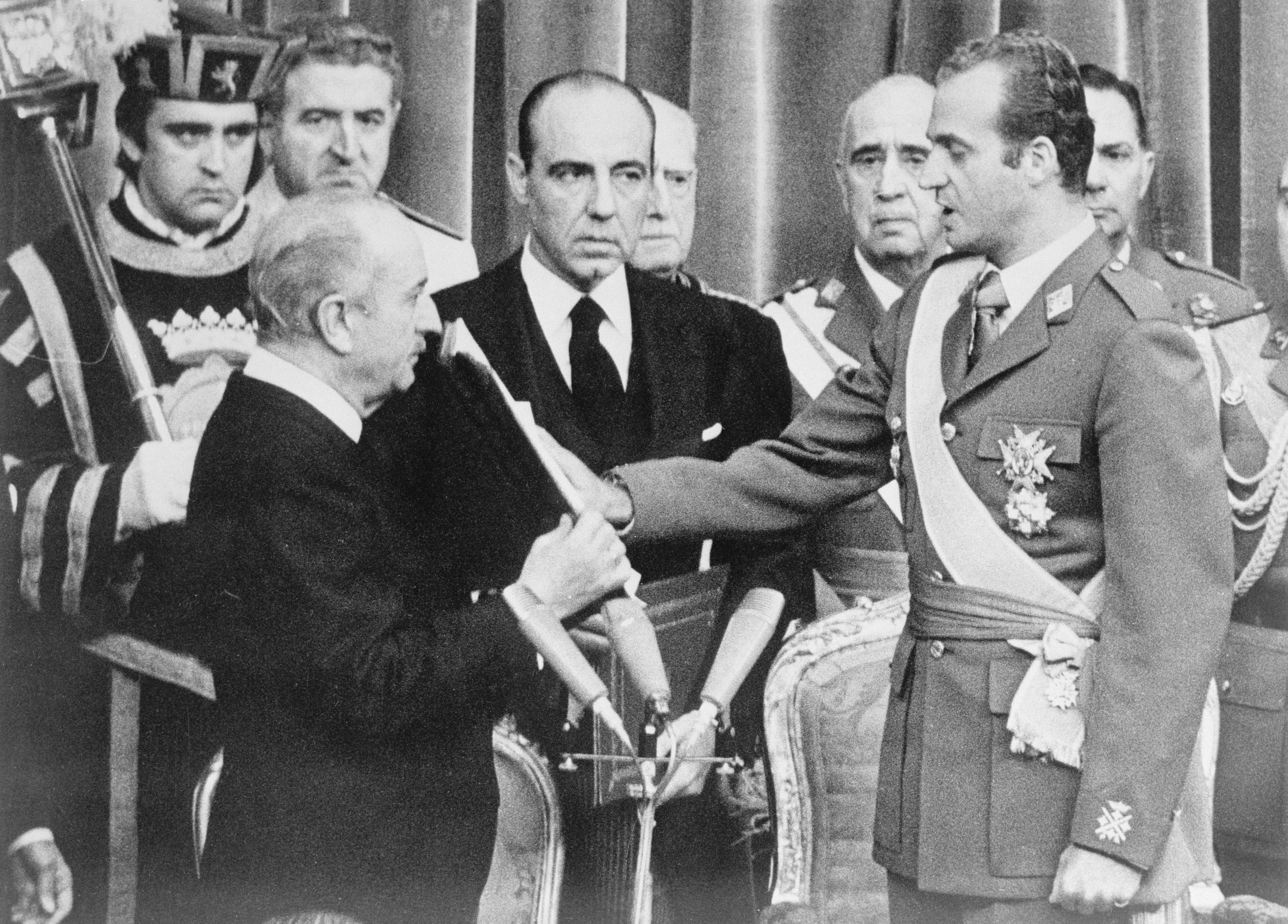 O então príncipe Juan Carlos de Espanha presta juramento perante a Bíblia com a reintrodução da monarquia em Espanha