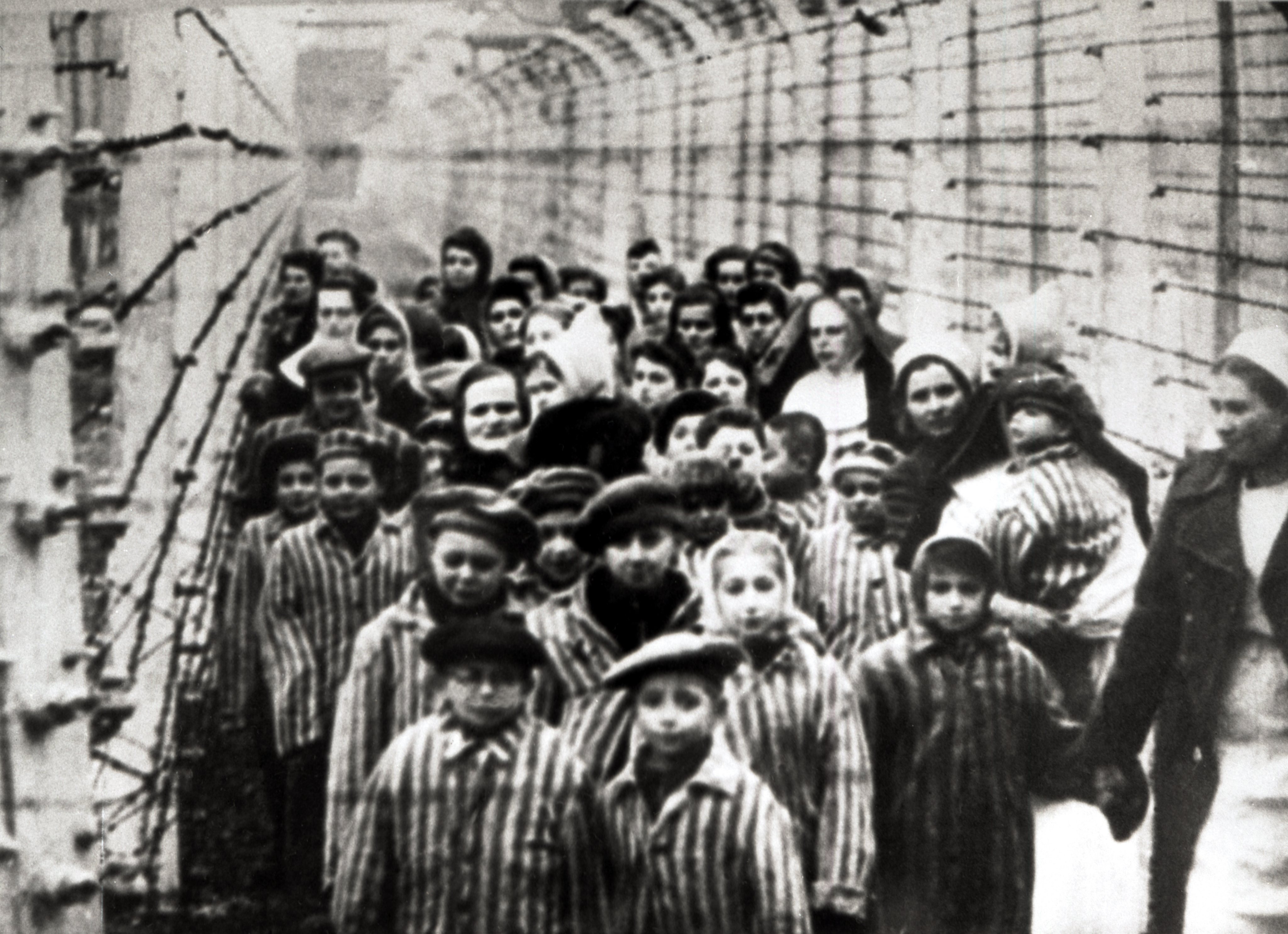 Crianças que sobreviveram a Auschwitz , em1945