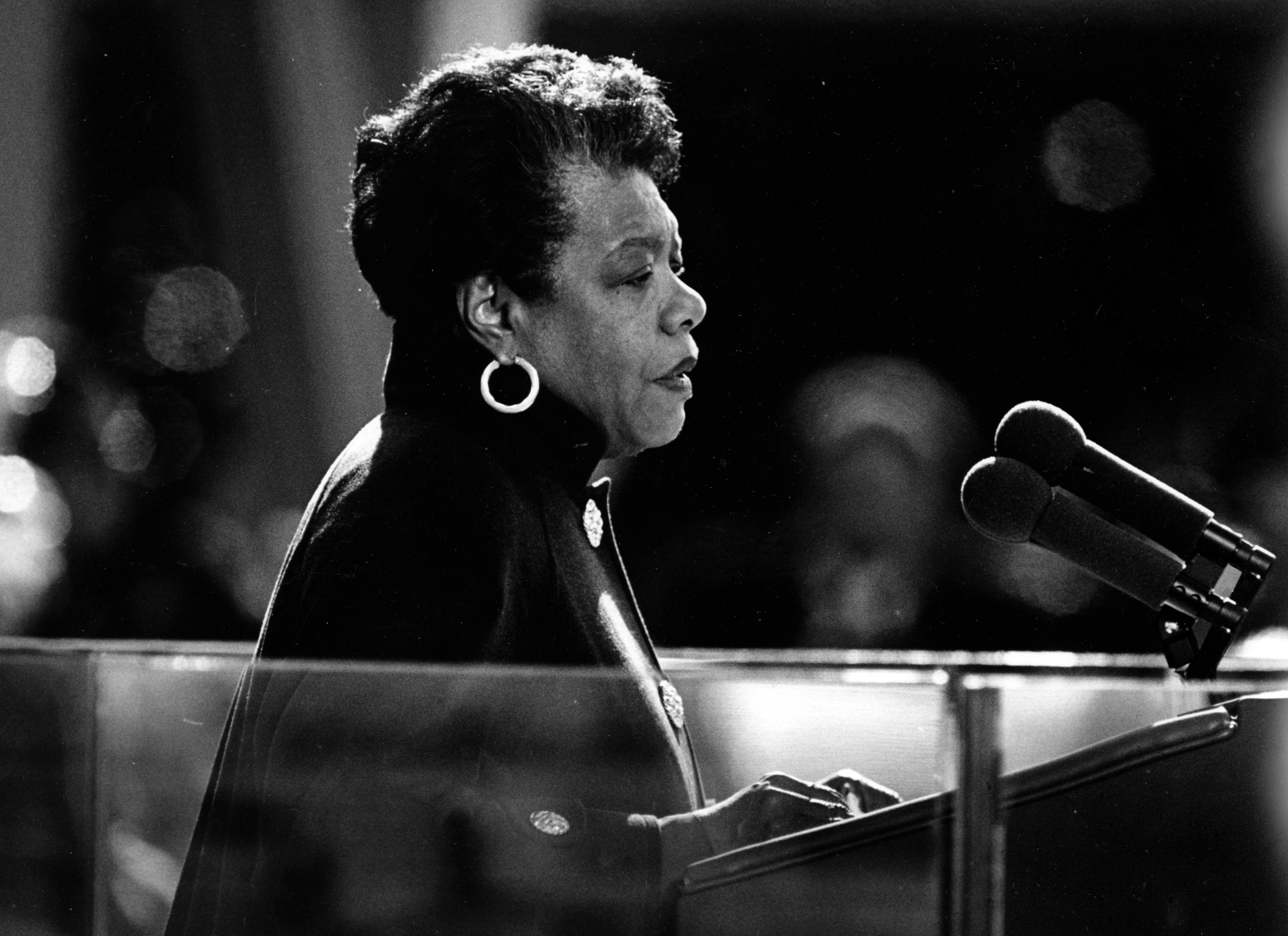A poetisa e ativista pelos Direitos Civis, Maya Angelou, em 1993