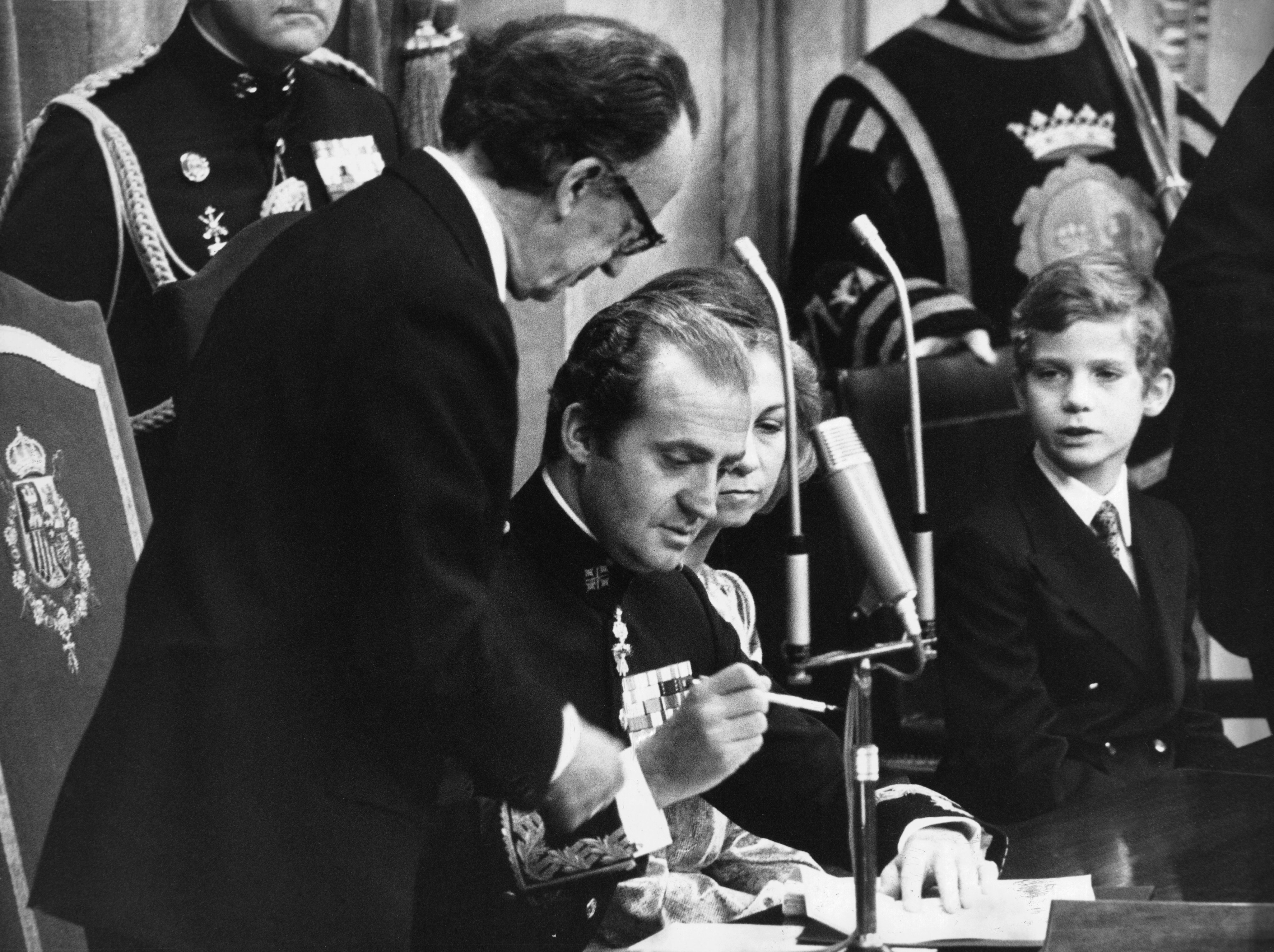 O Rei Juan Carlos de Espanha assina a Constituição Espanhola de 1978