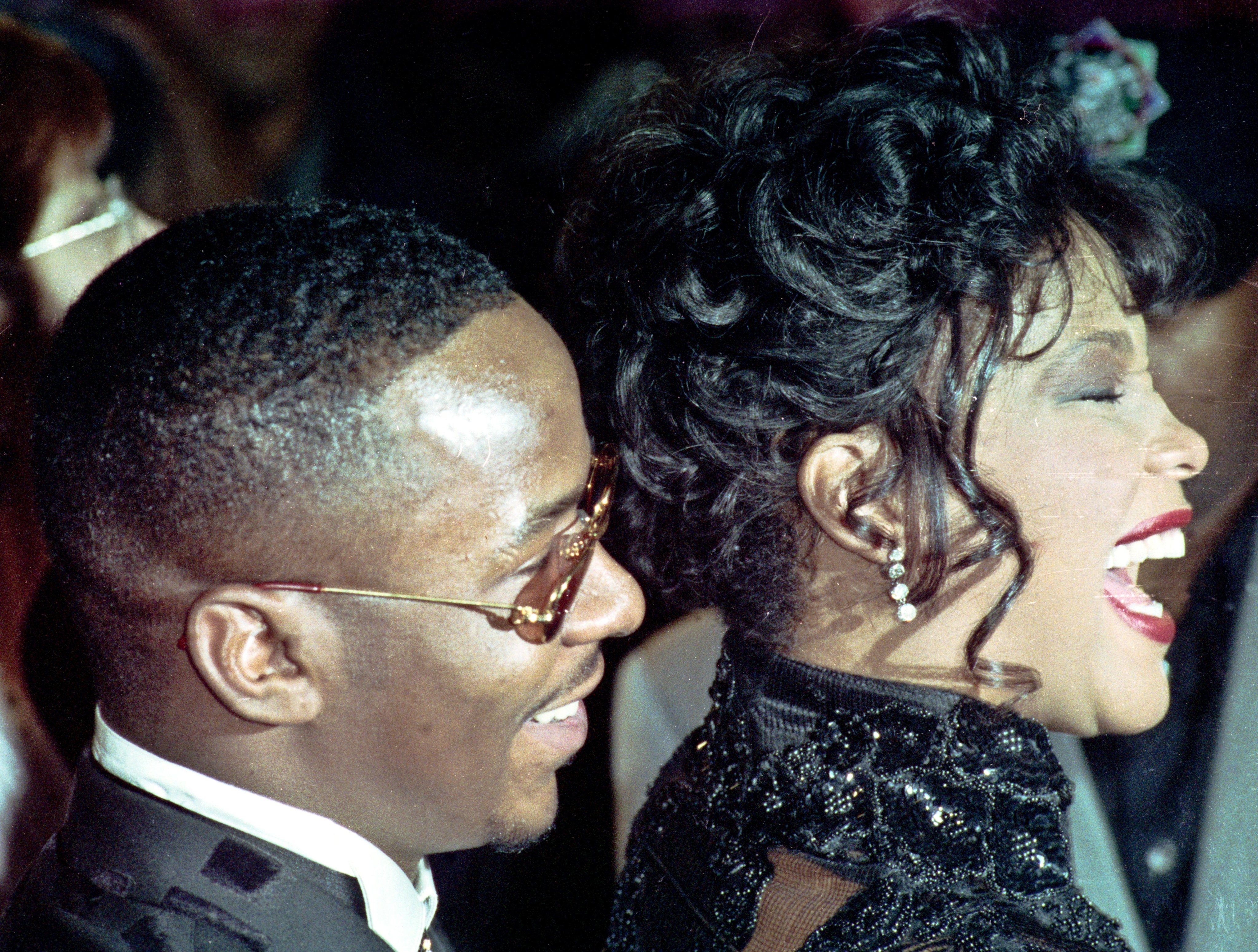 A cantora e atriz Whitney Houston com o marido, o cantor Bobby Brown