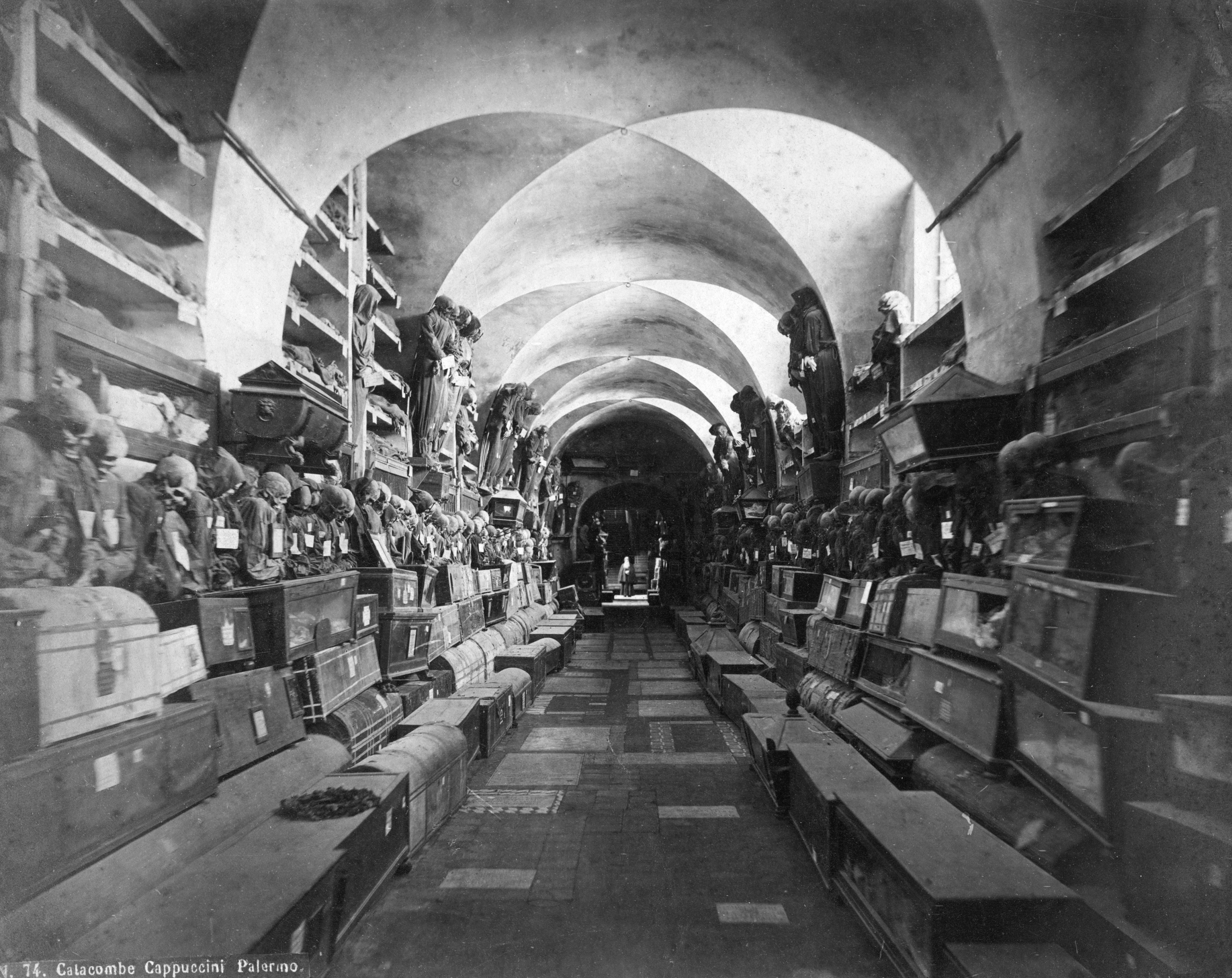 As Catacumbas dos Capuchinhos, em Palermo, Itália. Cerca de 1910