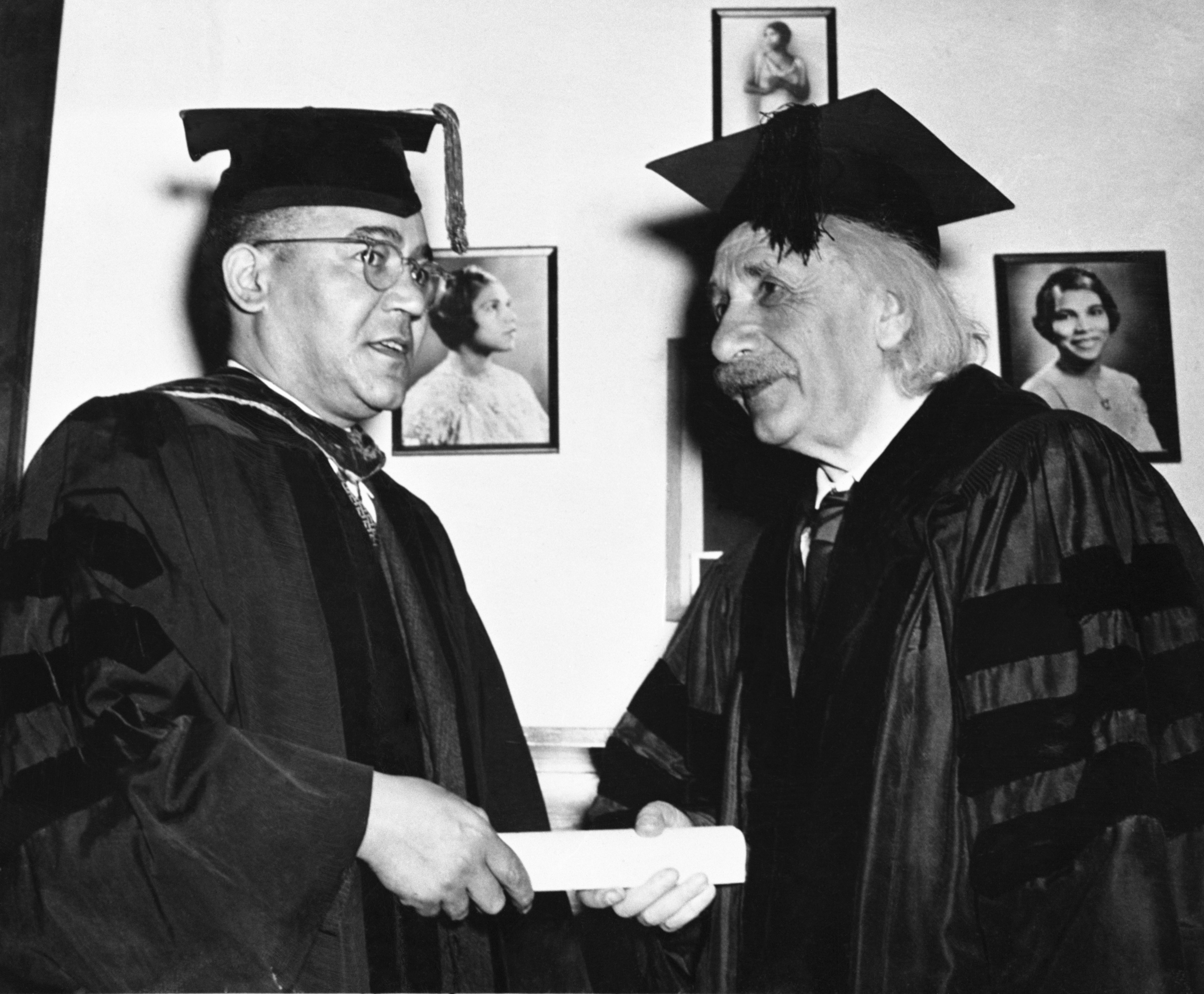 Albert Einstein recebe um título honorário da Universidade de Lincoln