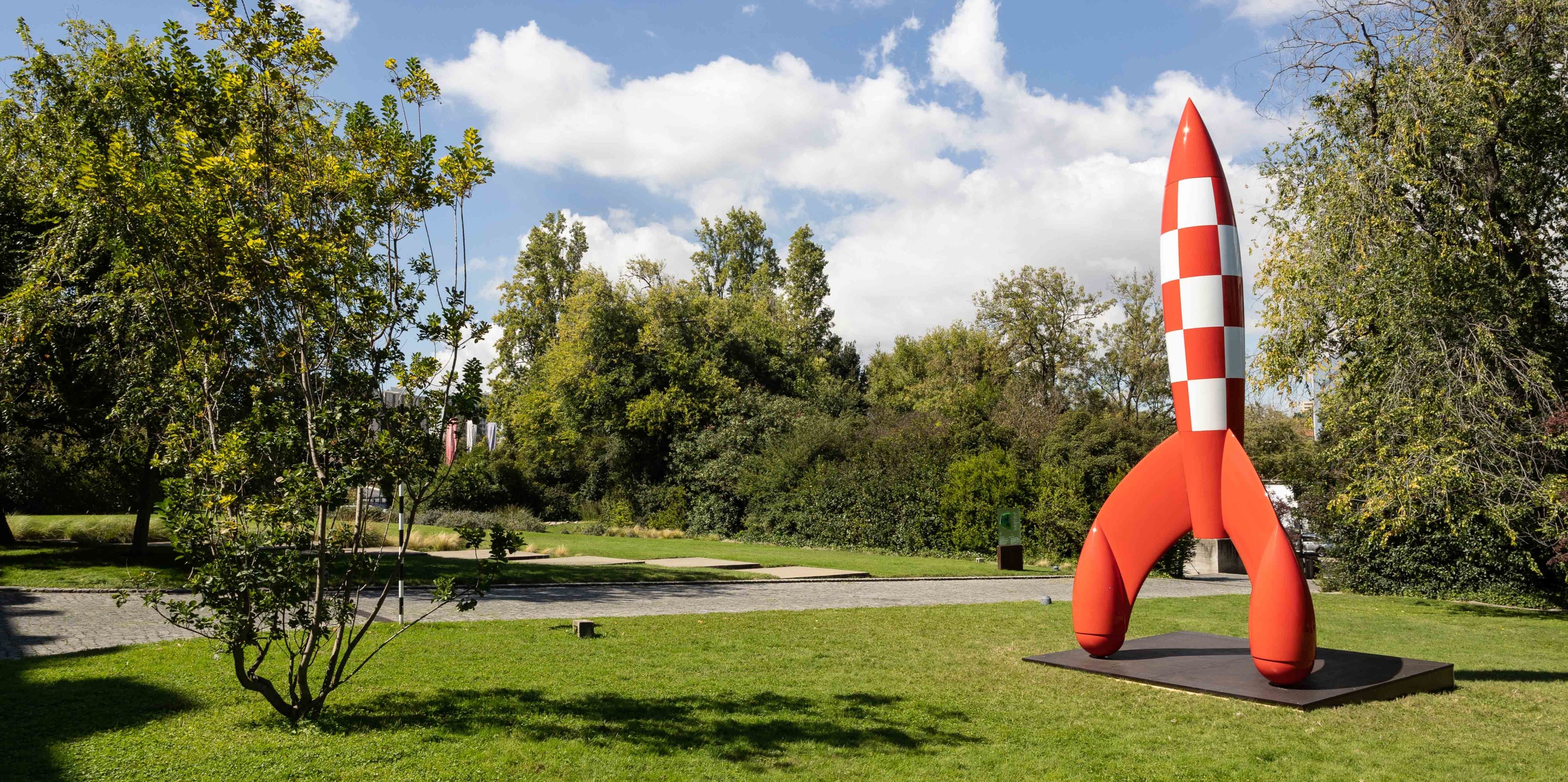 Uma réplica do famoso foguetão que é um dos protagonistas das histórias de Tintim promete ser uma das maiores atrações dos próximos meses nos jardins da Fundação Gulbenkian