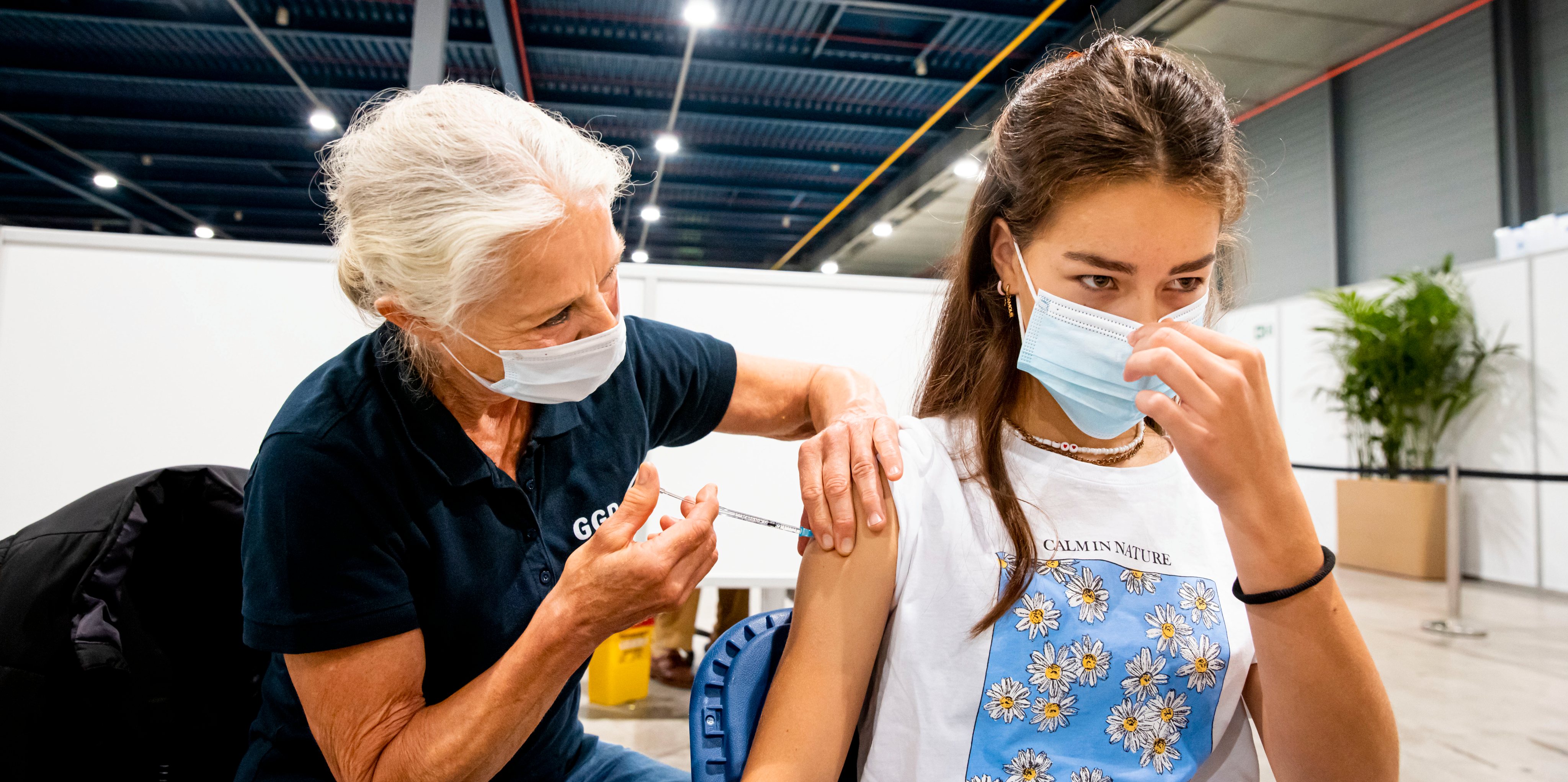 Uma jovem é vacinada contra a Covid-19 nos Países Baixos em julho de 2021