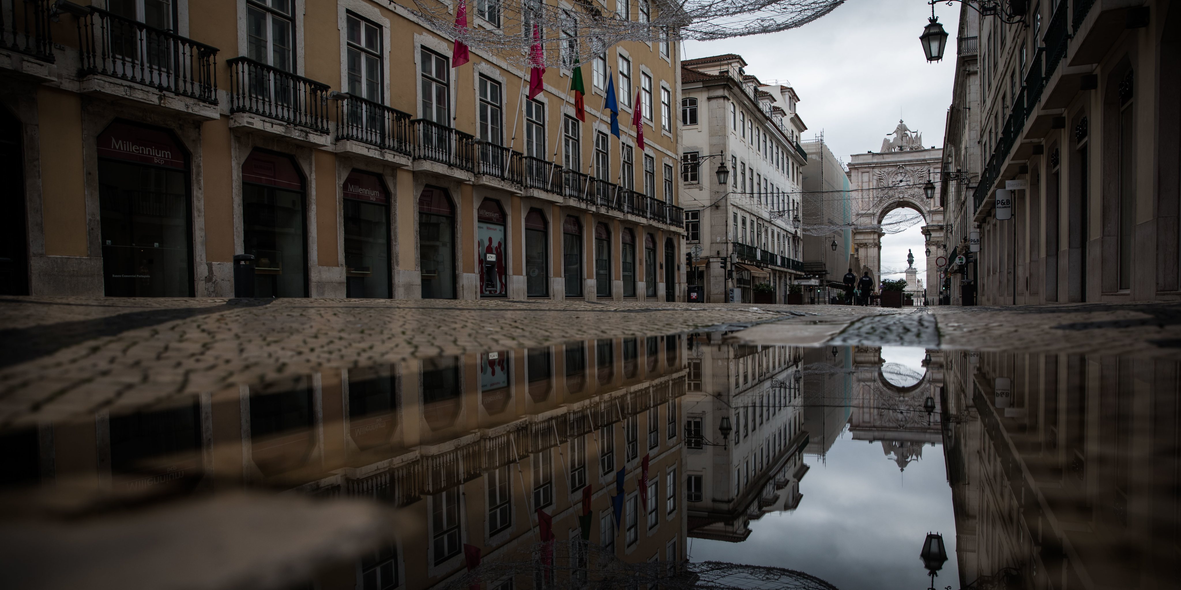 A rua Augusta, uma das principais e mais conhecidas ruas de Lisboa, a partir das 13h00 ficou praticamente deserta
