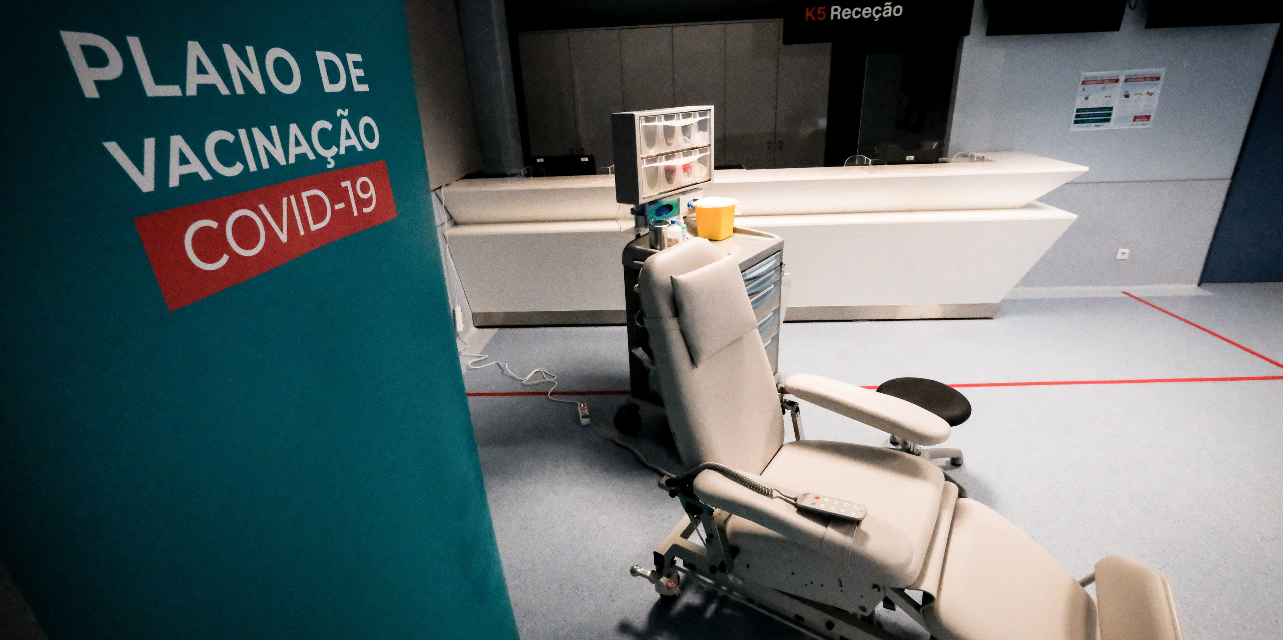 É nesta sala e nesta cadeira que será vacinado contra a Covid-19 o primeiro profissional de saúde em Portugal, na presença da Ministra da Saúde