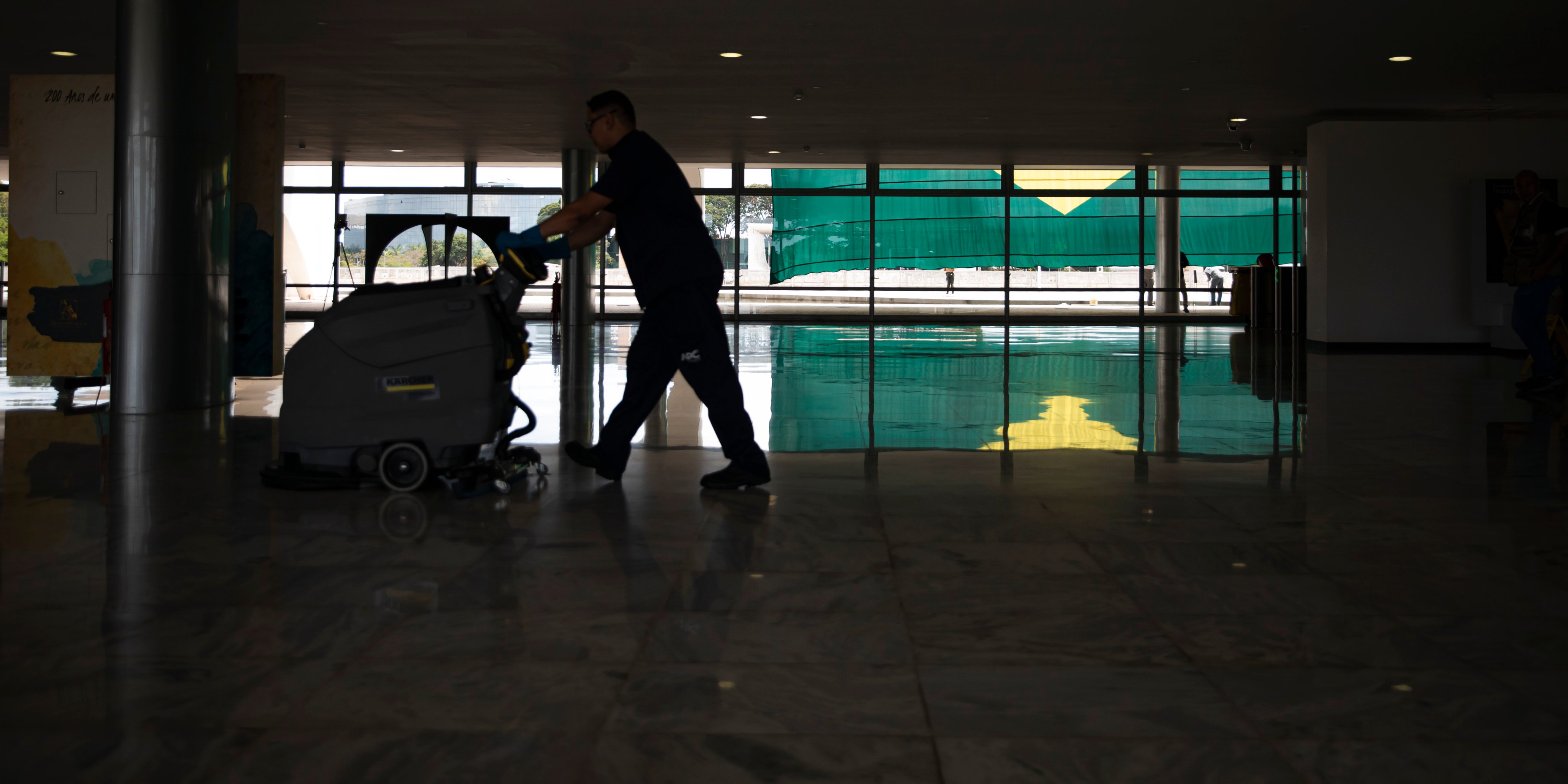 Equipas de limpezas trabalharam toda a manhã no Palácio do Planalto
