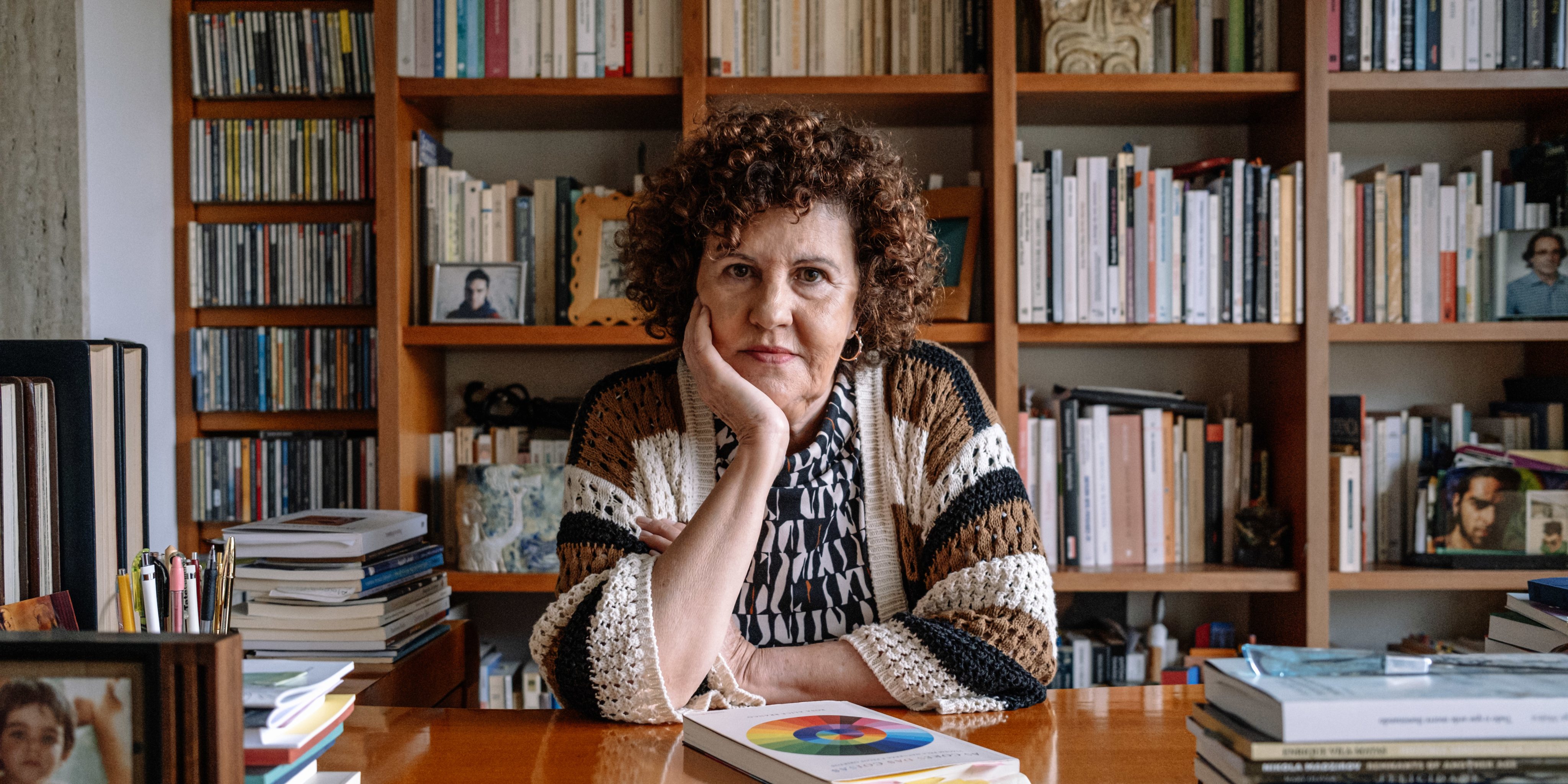 Aos 72 anos, Rosa Alice Branco acumula vários papeis na vida: escritora, professora, investigadora e curadora (Fotografia: Igor Martins/Observador)