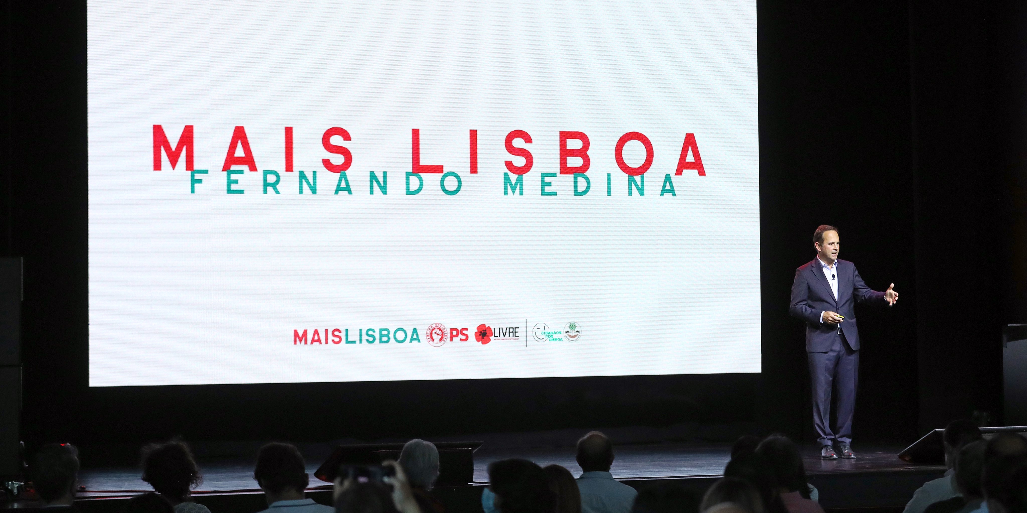 De pé, no palco do Cineteatro Capitólio, Medina fez a apresentação comentada do seu programa eleitoral para Lisboa.