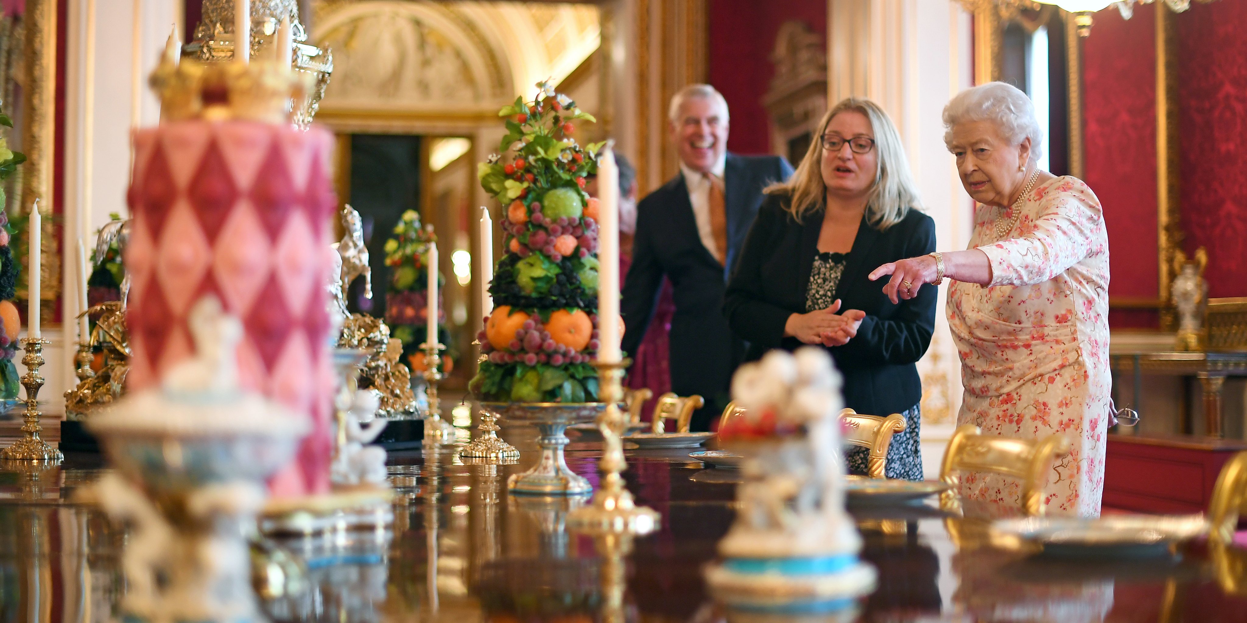 Rainha e senhora de todas as ementas, Isabel II escolhe, aprova e, se necessário, faz reparos aos pratos servidos no palácio e nos eventos da Família Real ©Getty Images