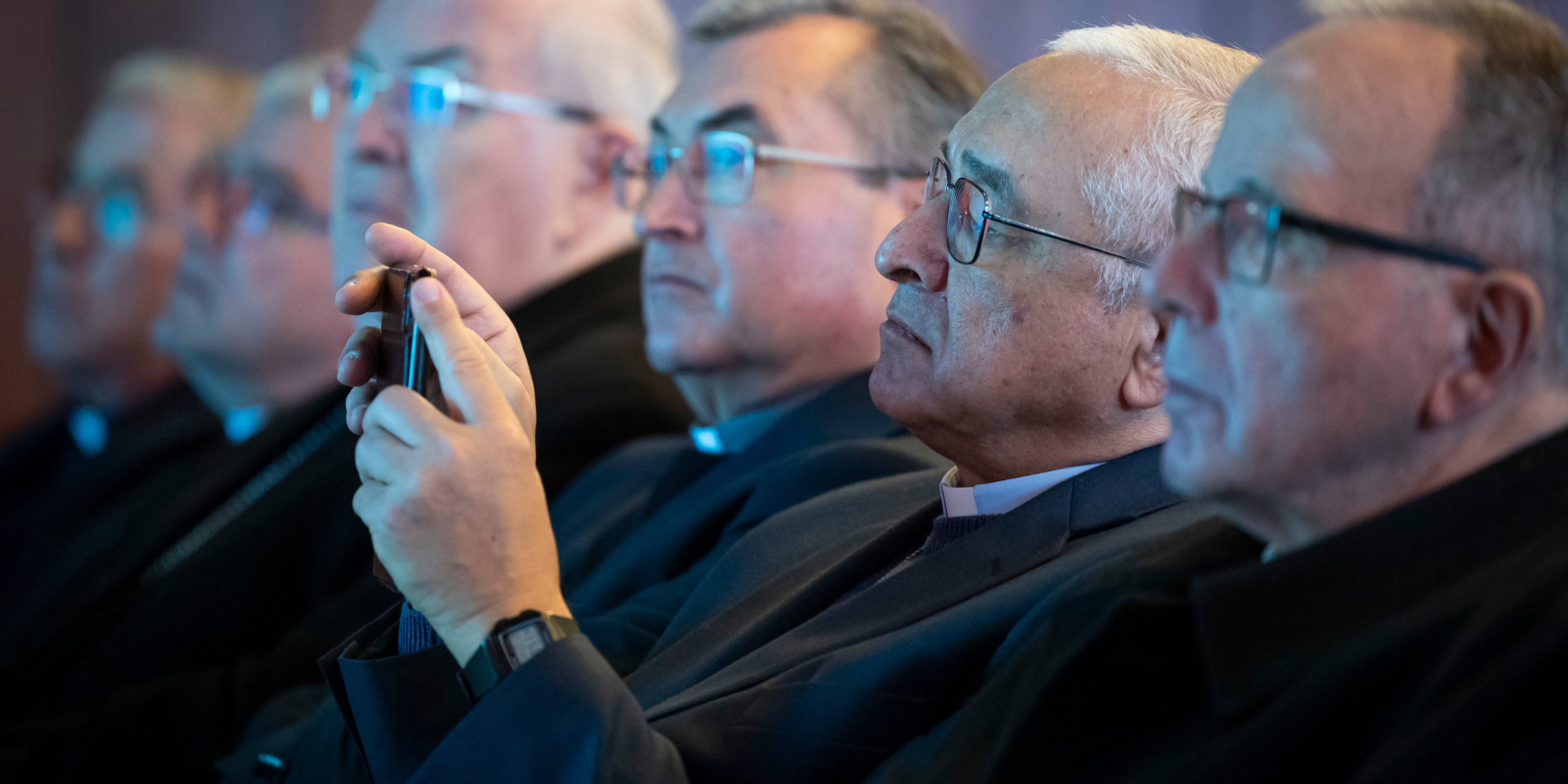O presidente da Conferência Episcopal Portuguesa, D. José Ornelas, tira uma fotografia durante a apresentação do relatório final da comissão independente