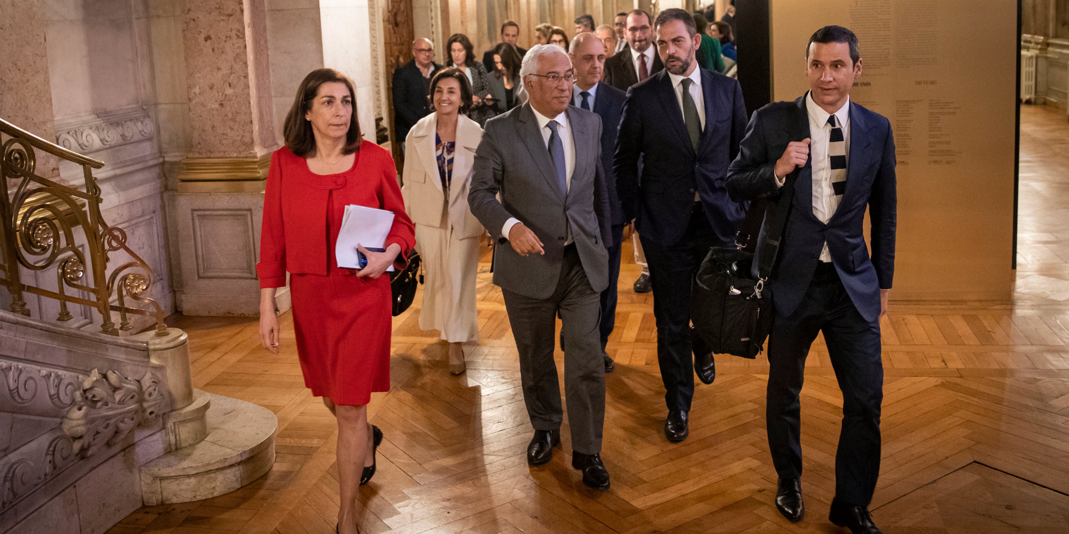 À saída do Parlamento, a ministra da Agricultura, Maria do Céu Antunes, seguia sorridente mesmo atrás do primeiro-ministro.