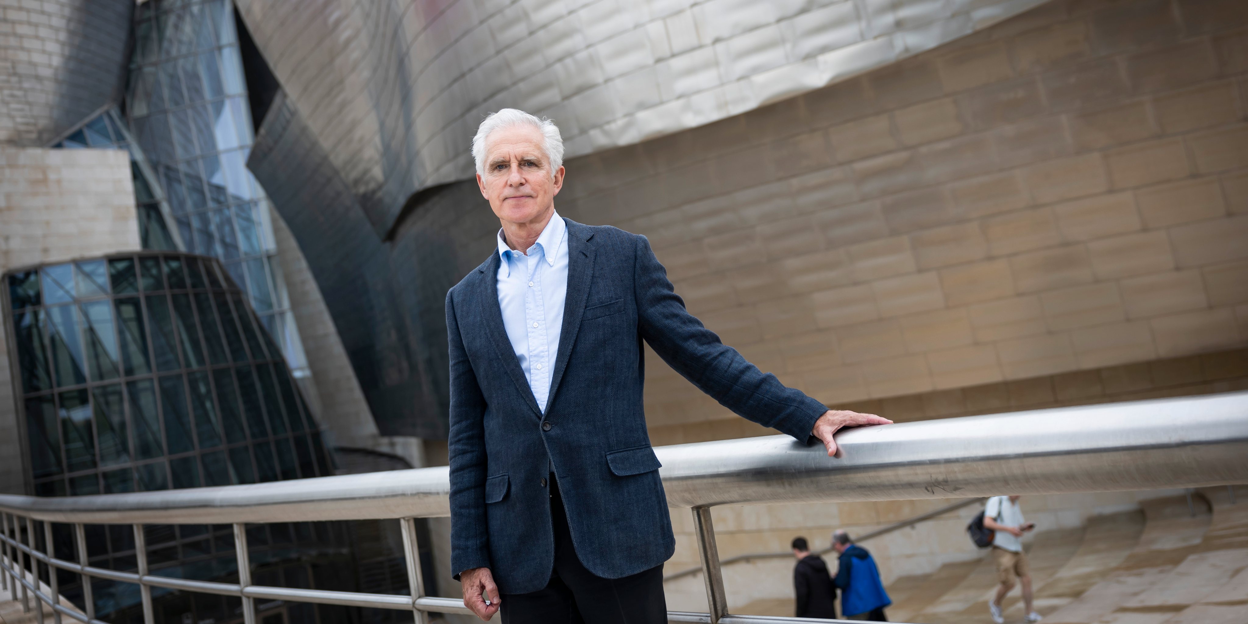 Juan Ignacio Vidarte, 68 anos, diretor geral do Museu Guggenheim Bilbau, diante do edifício projetado pelo arquiteto Frank Gehry