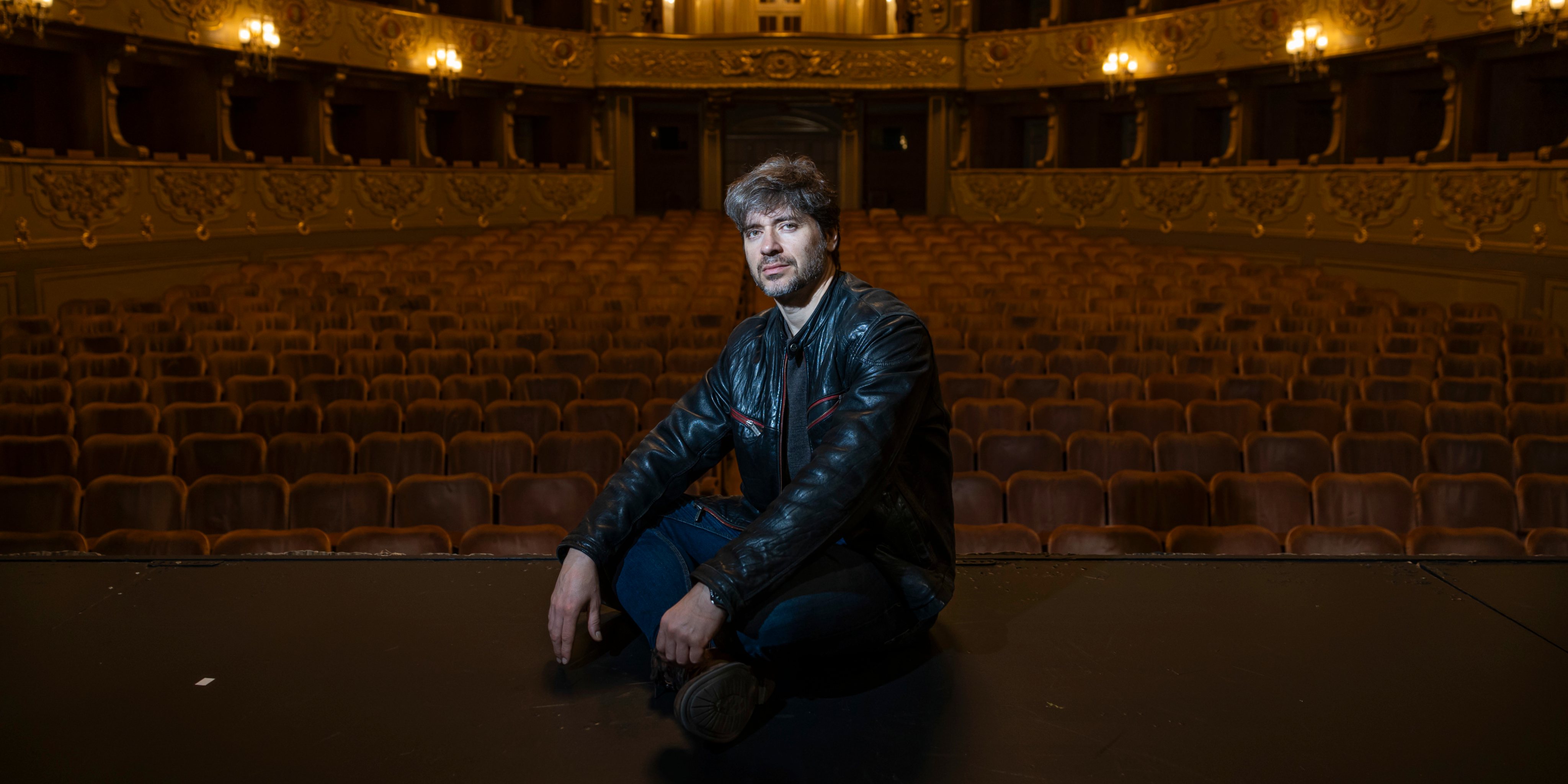 Carlos Pinillos no palco do Teatro Nacional de São Carlos, em Lisboa, o último que pisou enquanto Bailarino Principal da Companhia Nacional de Bailado