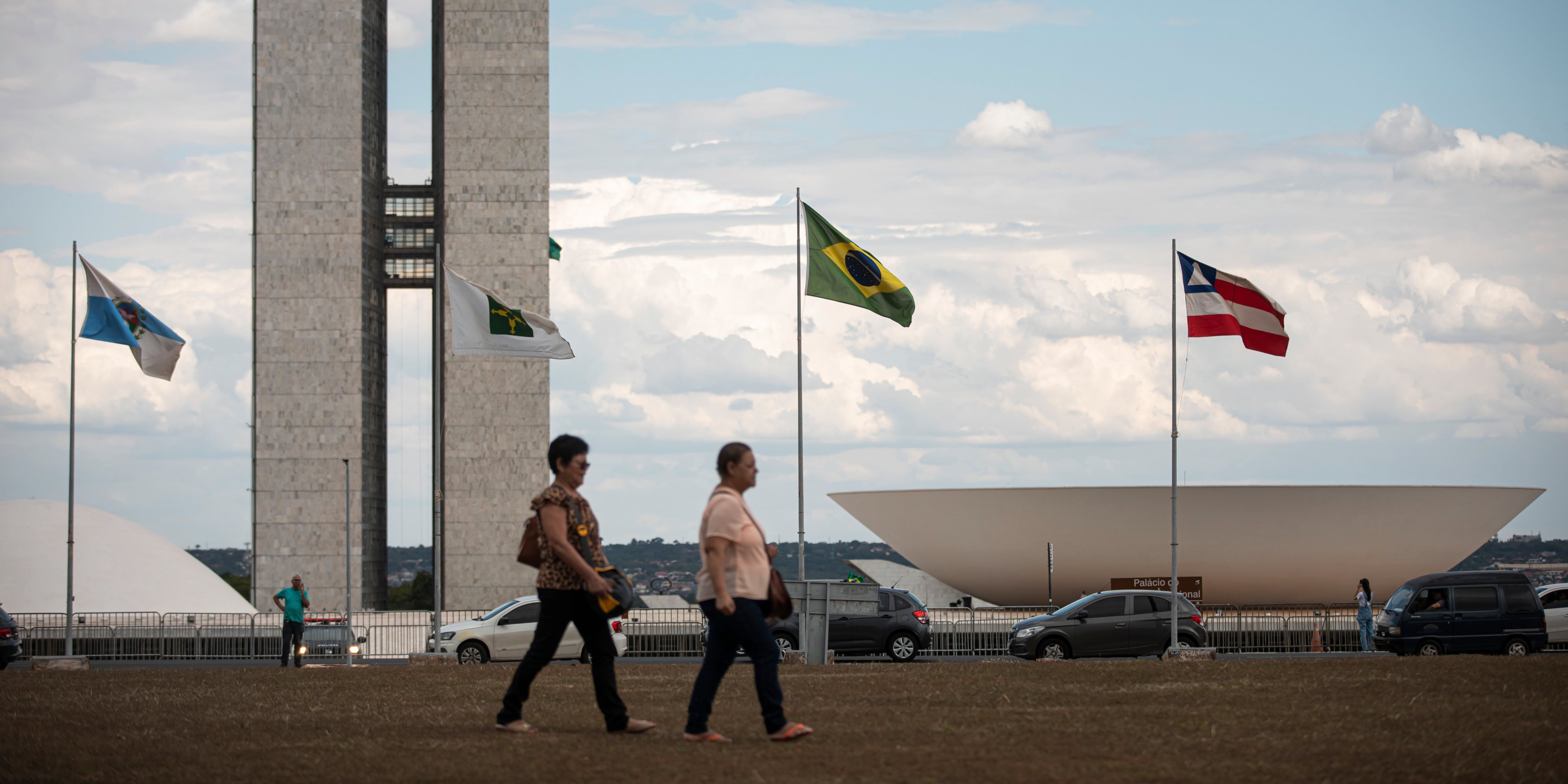 Congresso Nacional em Brasília. No centro, a bandeira nacional e as bandeiras dos diversos Estados brasileiros