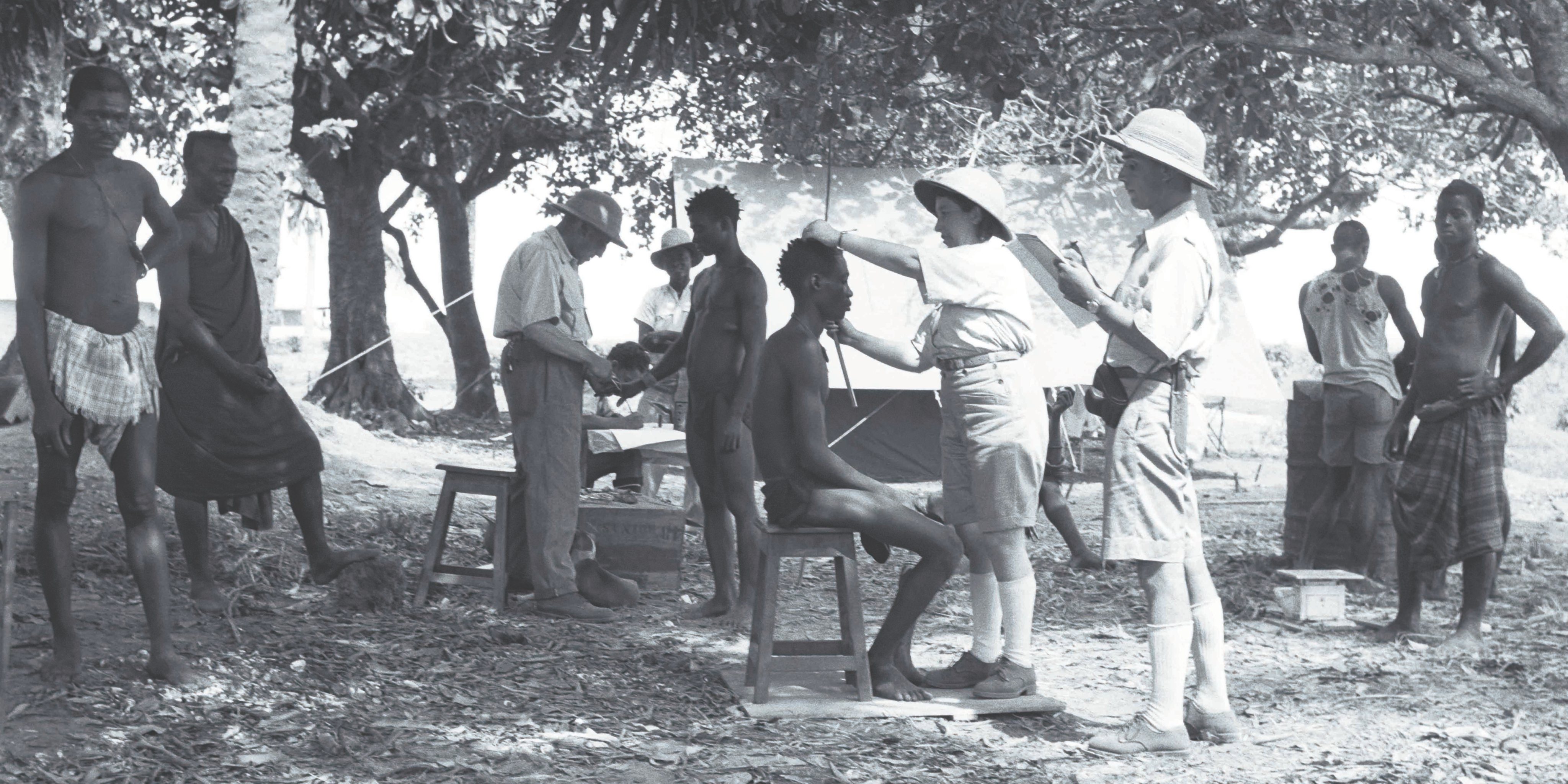 Trabalho de campo da Missão Antropológica e etnológica à Guiné, em Canhabaque (Colecção do Instituto de Investigação Científica Tropical, 25823)