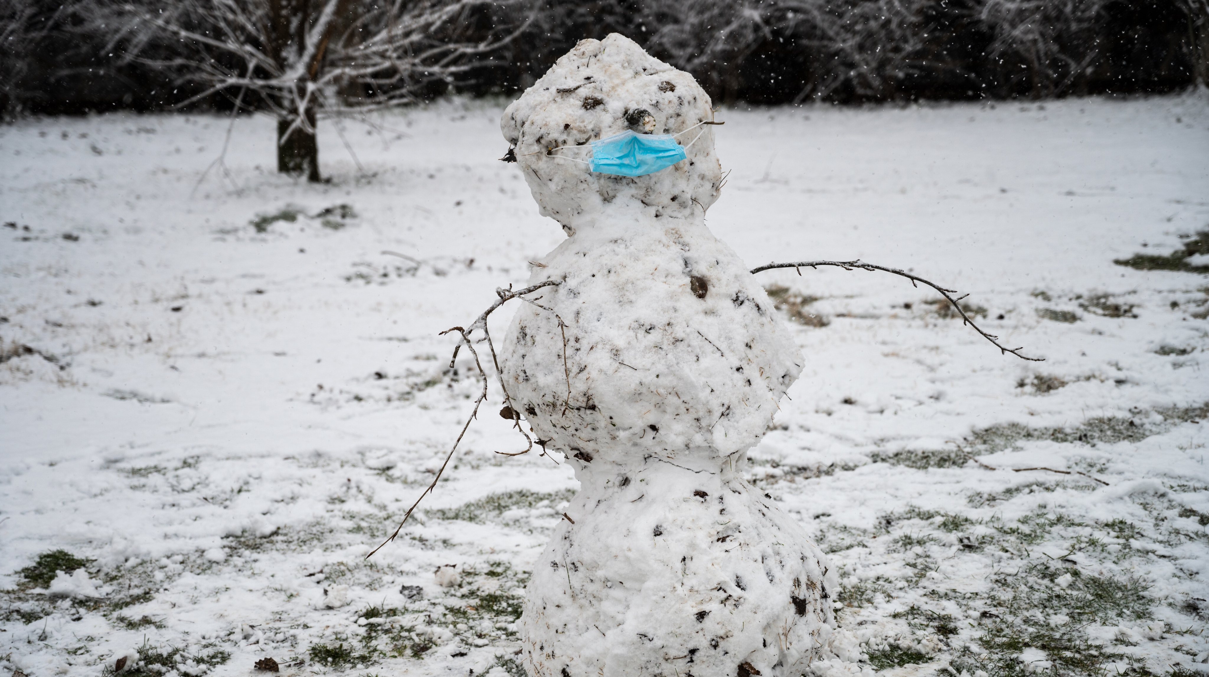 A snowman with a face mask remembers the coronavirus