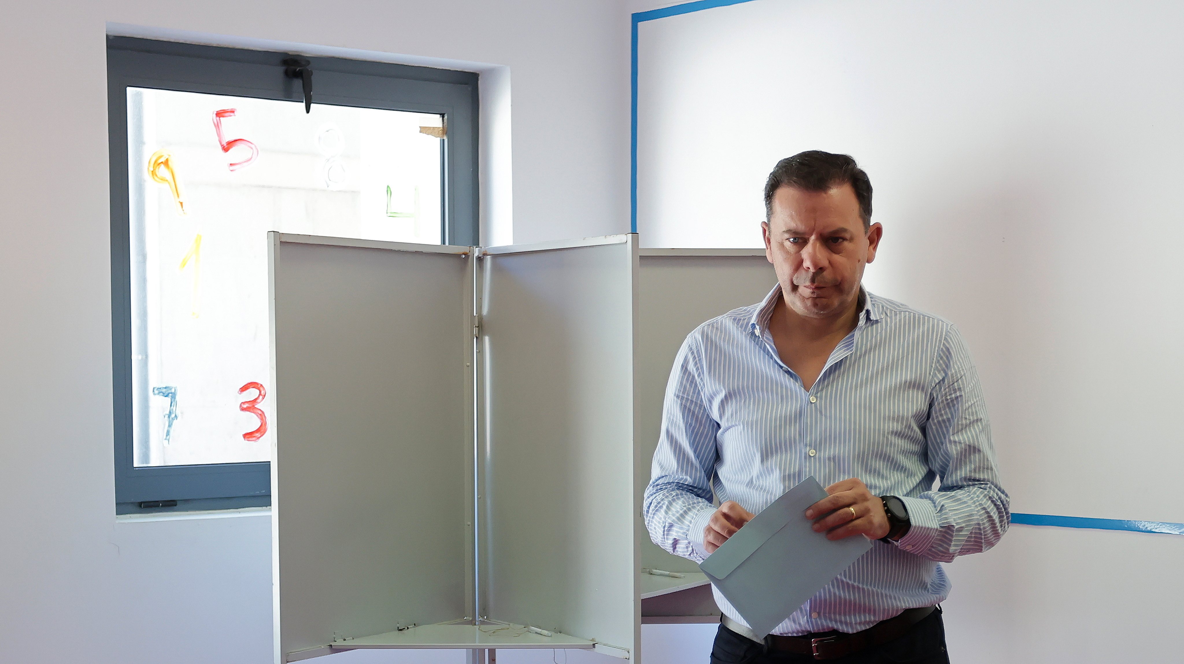 epa11385194 Portuguese Prime Minister, Luis Montenegro, votes early in the next European elections in Espinho, northern Portugal, 02 June 2024. In Portugal, the European elections take place on 09 June and will be contested by 17 parties and coalitions. EPA/MANUEL FERNANDO ARAUJO