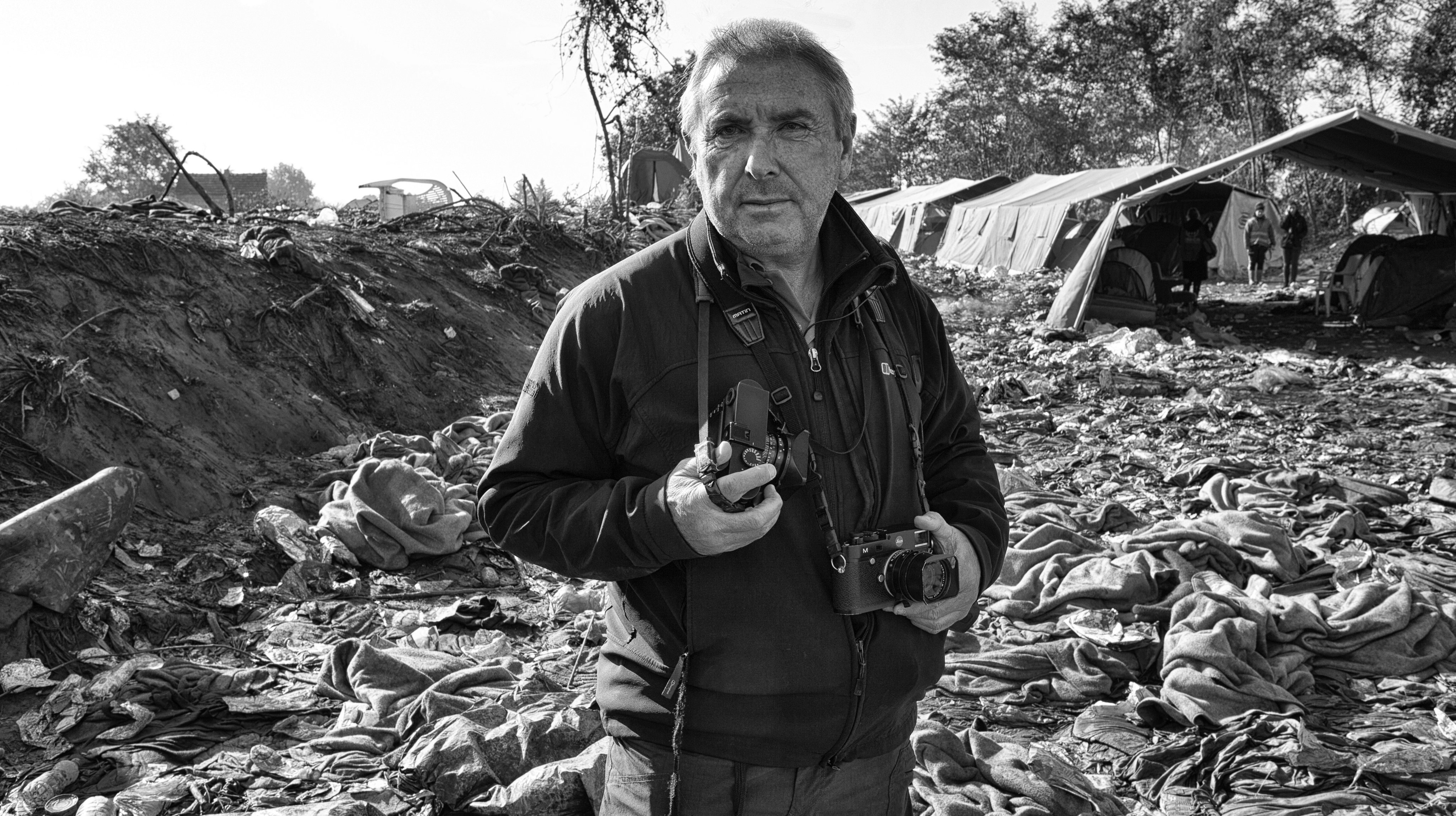 O fotojornalista Tom Stoddart fotografado na Sérvia, em 2015