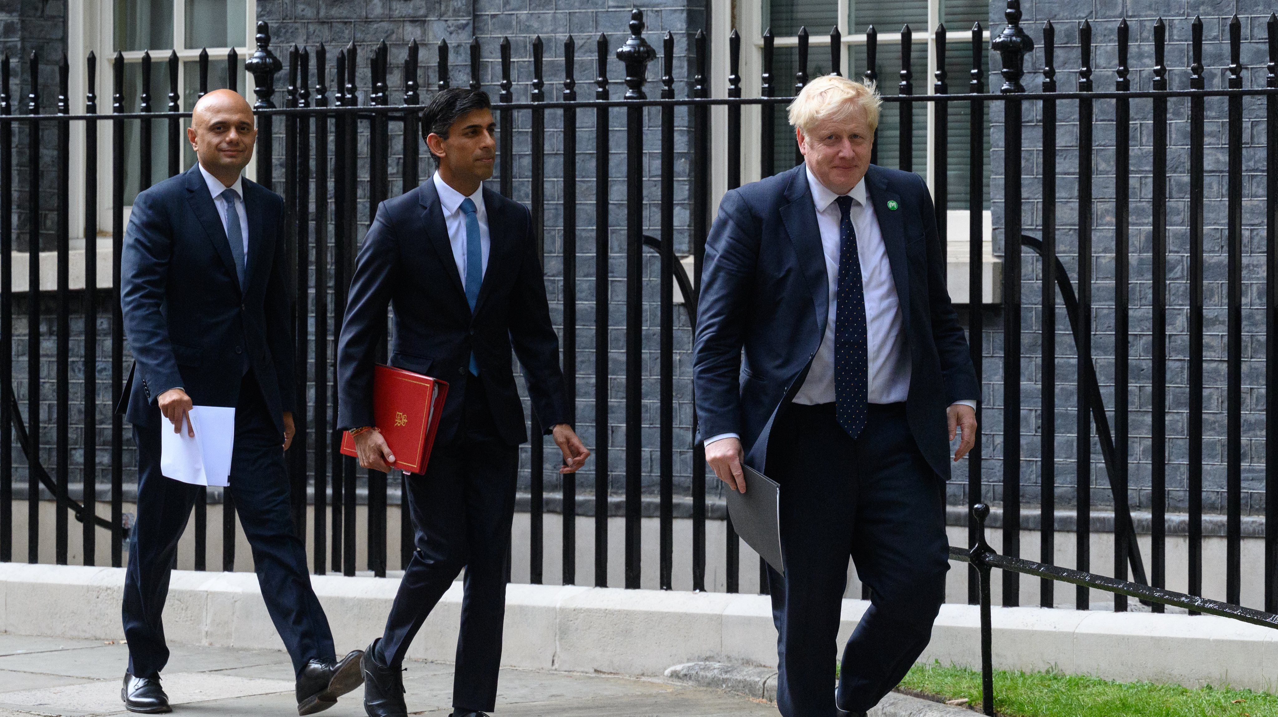 O ministro das Finanças (a meio) e o ministro da Saúde (esq.) britânicos demitiram-se por falta de confiança em Boris Johnson (dir.)